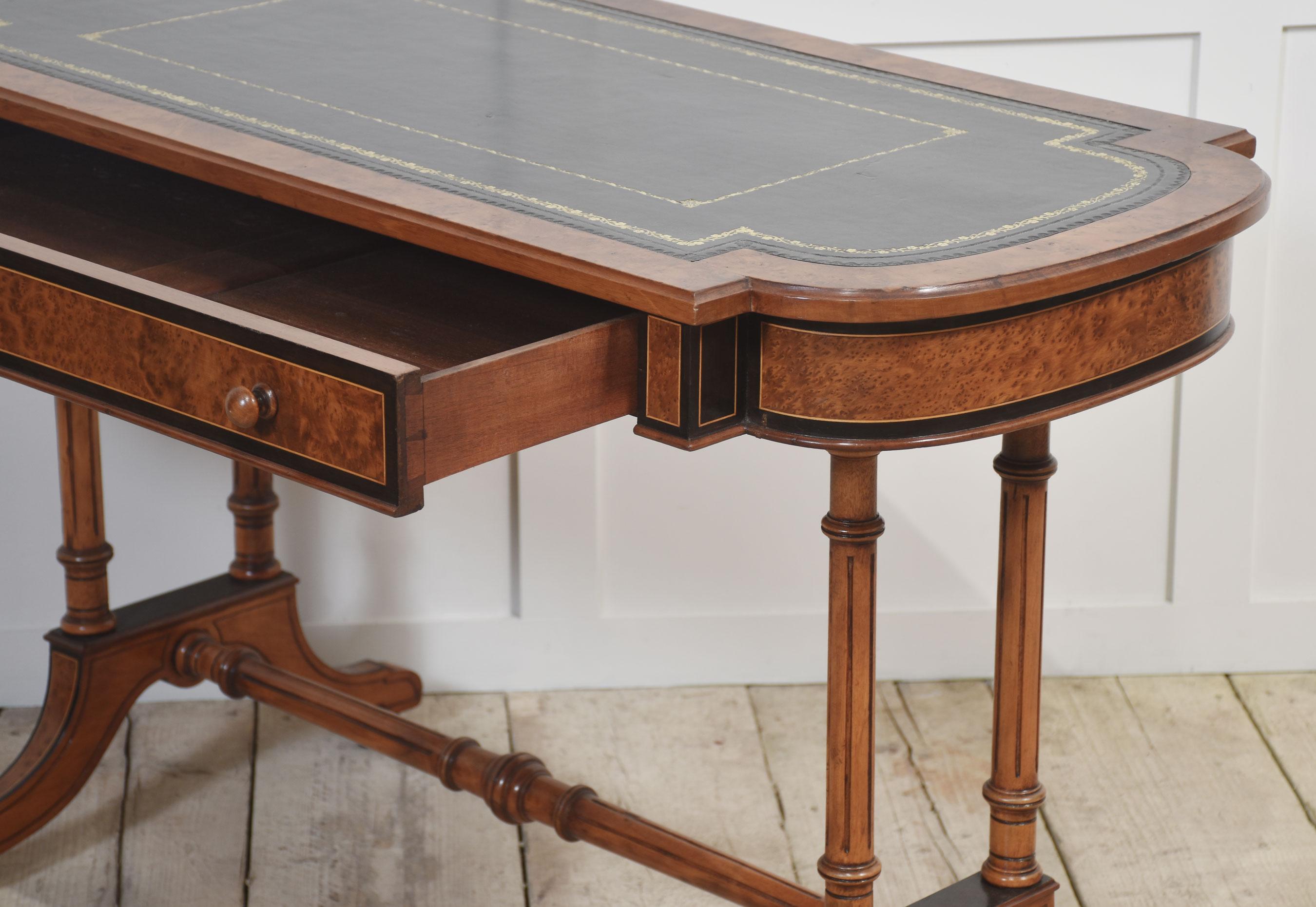 Table à écrire en noyer du 19e siècle Bon état - En vente à Cheshire, GB