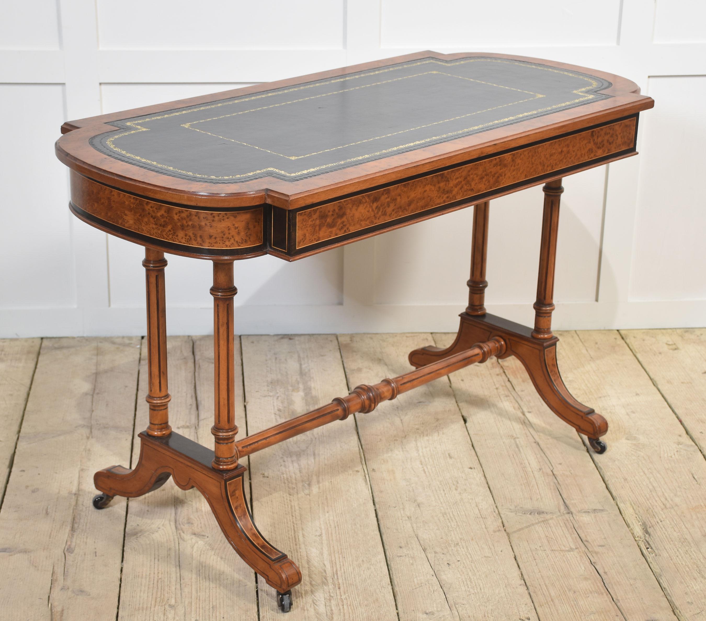 XIXe siècle Table à écrire en noyer du 19e siècle en vente