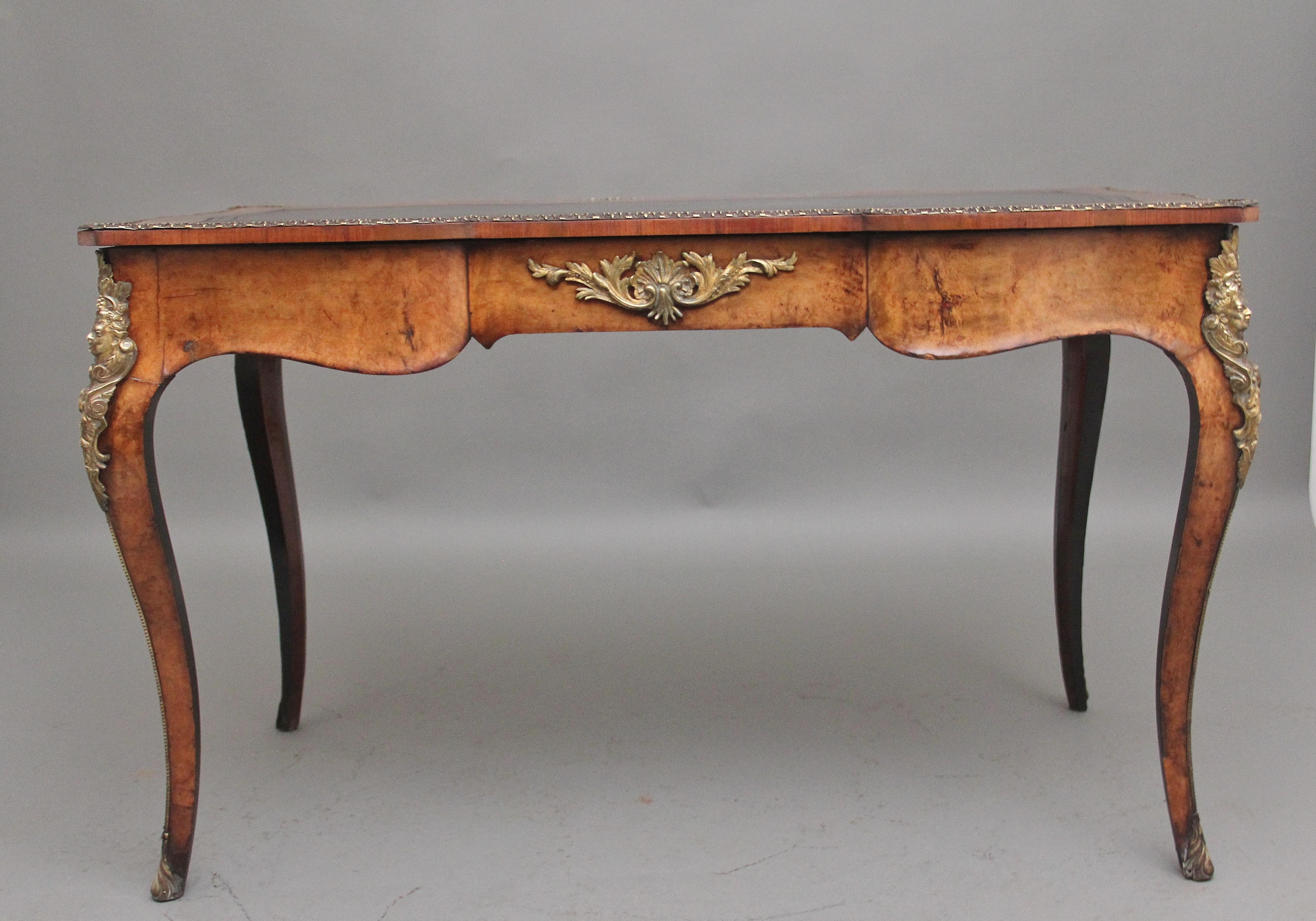 Milieu du XIXe siècle Table à écrire en noyer du 19e siècle en vente