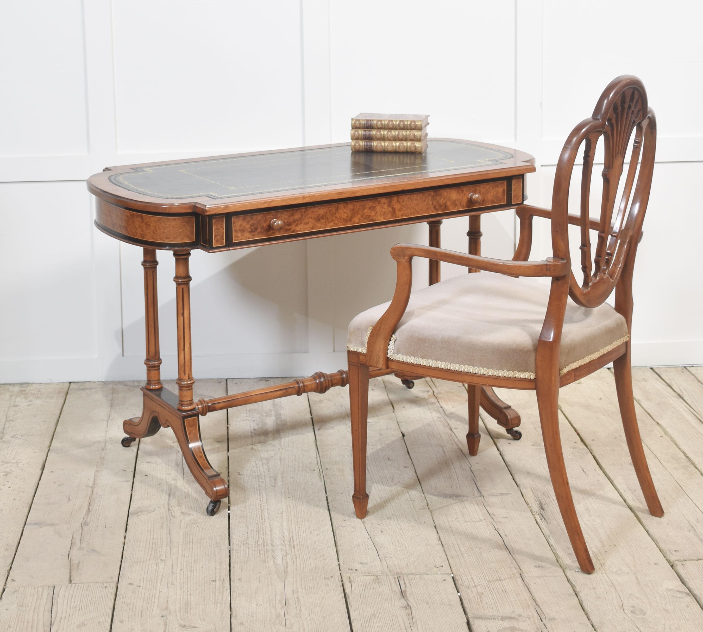 Table à écrire en noyer du 19e siècle en vente 2