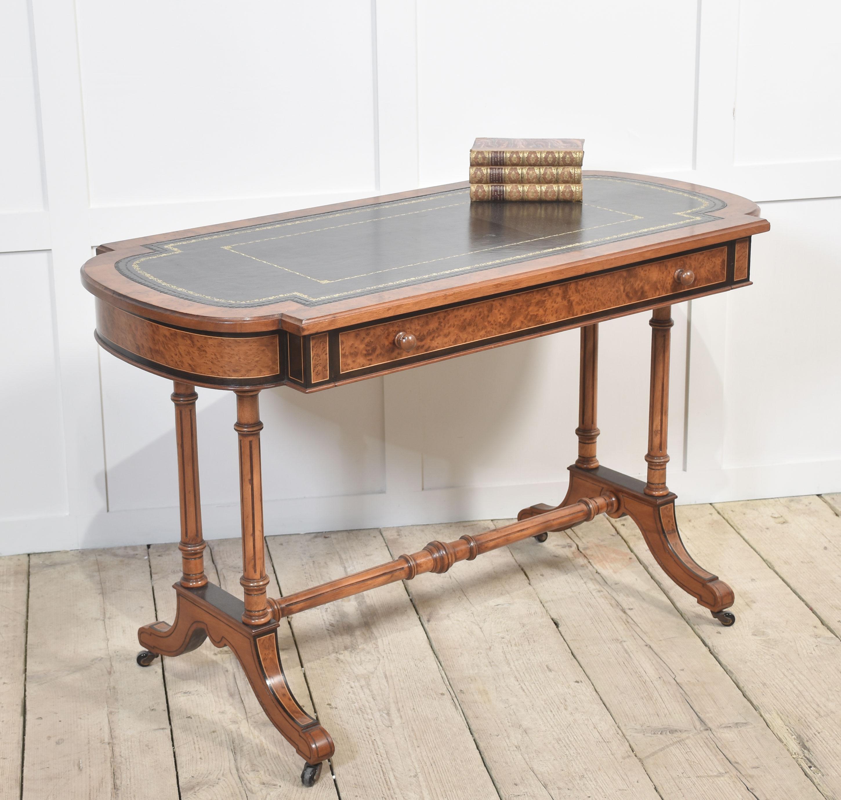 Table à écrire en noyer du 19e siècle en vente 3