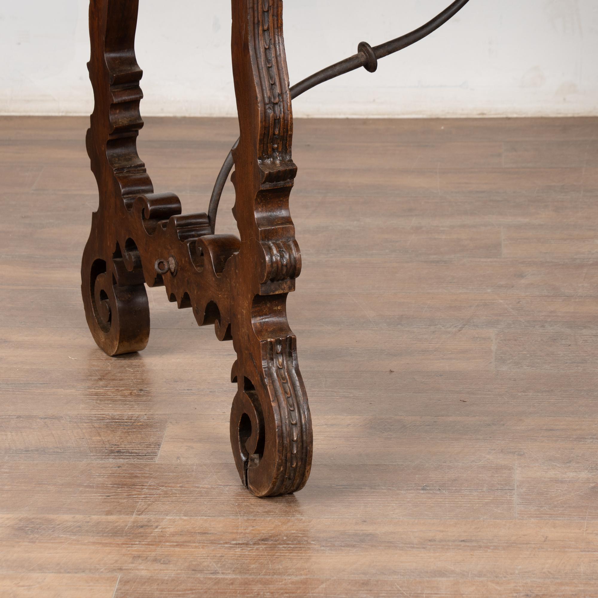 Table à écrire du 19ème siècle avec crête familiale sculptée, Espagne en vente 3