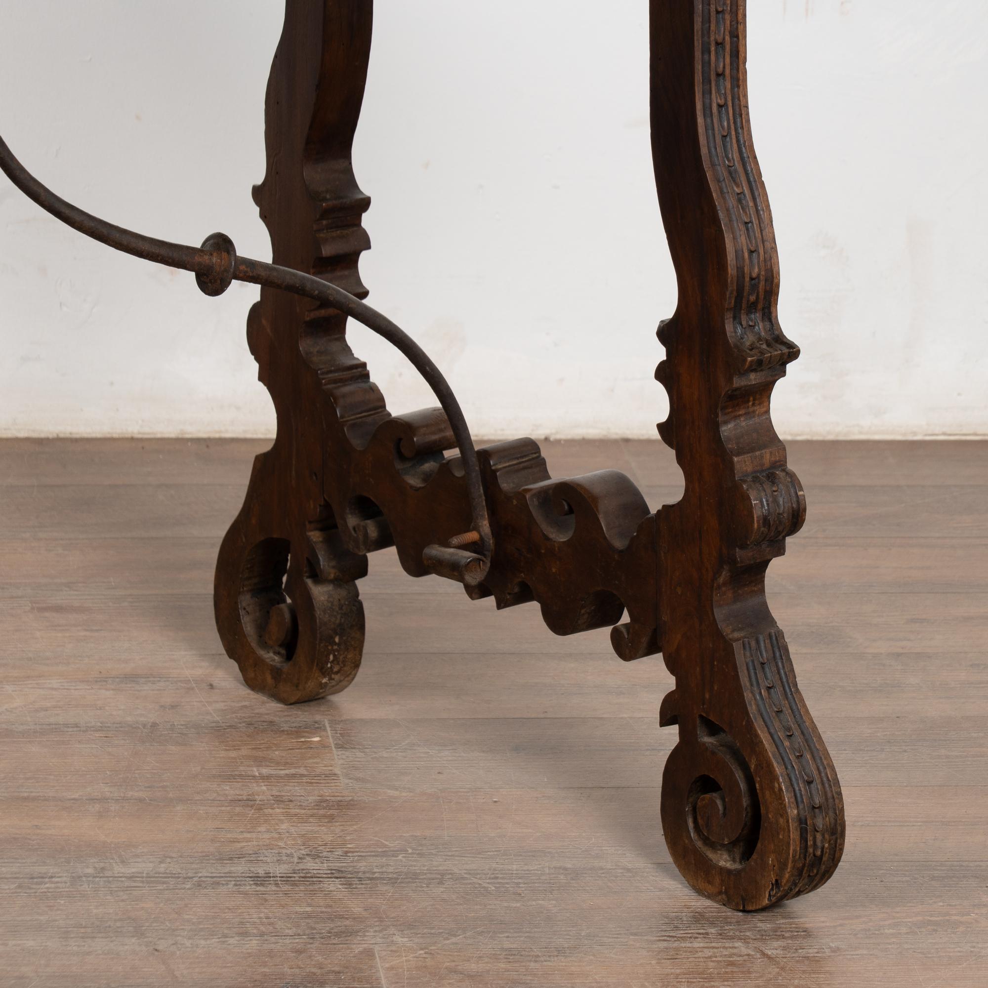 Table à écrire du 19ème siècle avec crête familiale sculptée, Espagne en vente 4
