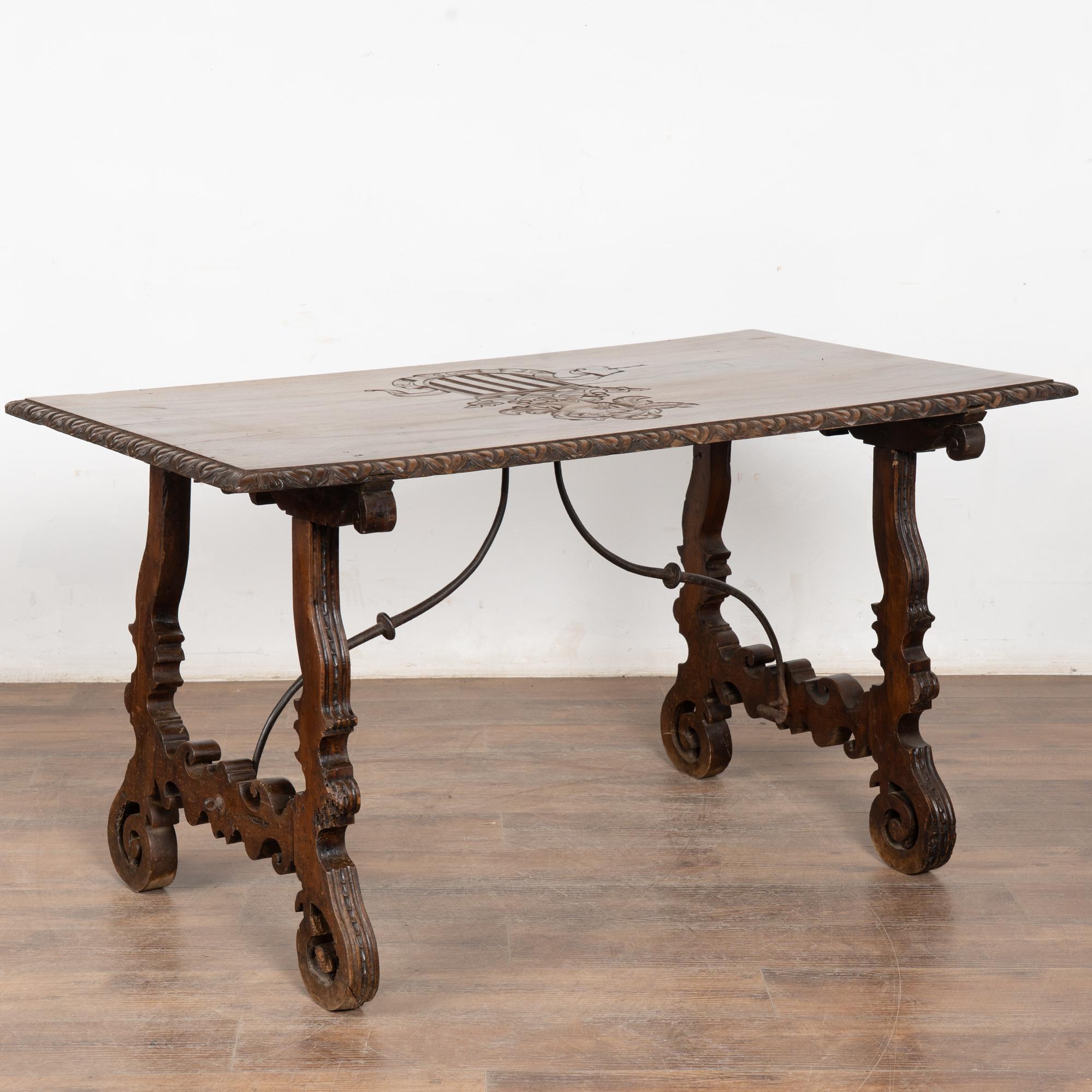 Table à écrire du 19ème siècle avec crête familiale sculptée, Espagne en vente 6