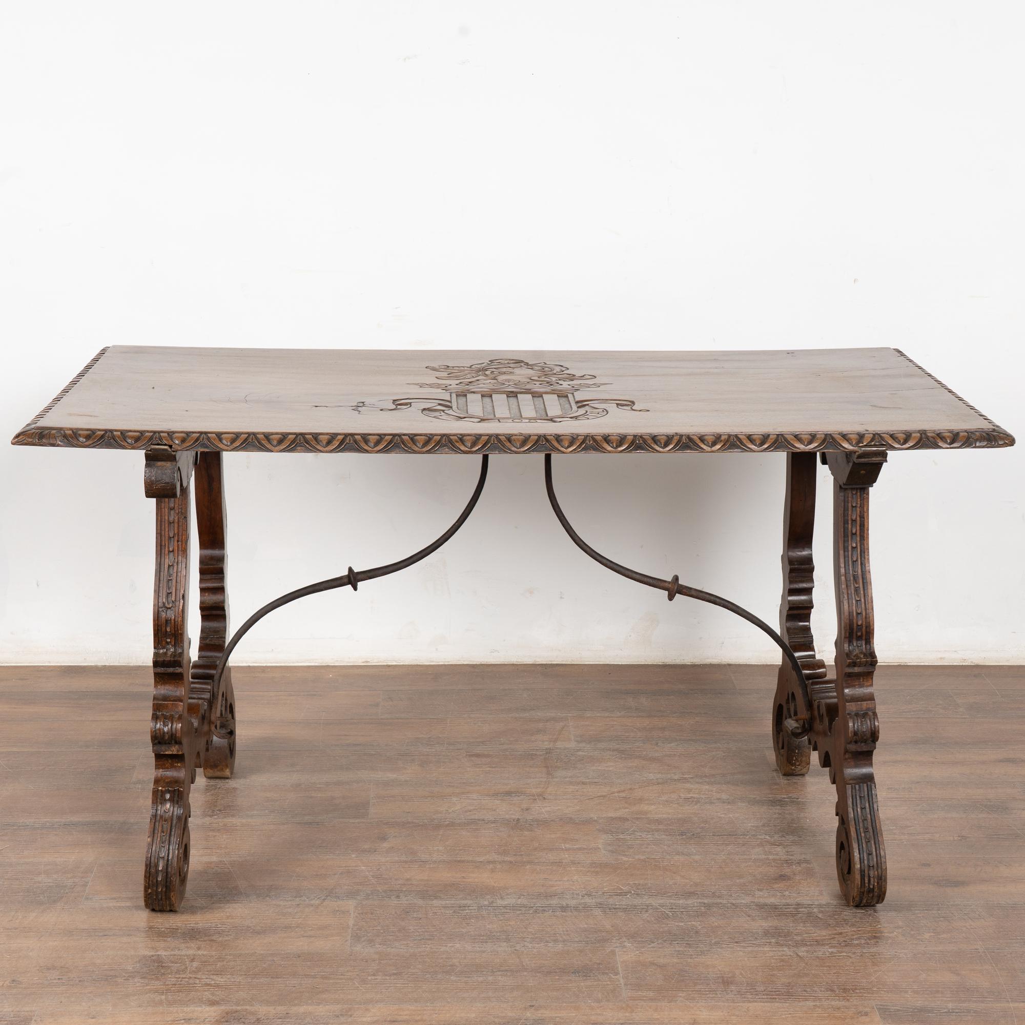Colonial espagnol Table à écrire du 19ème siècle avec crête familiale sculptée, Espagne en vente