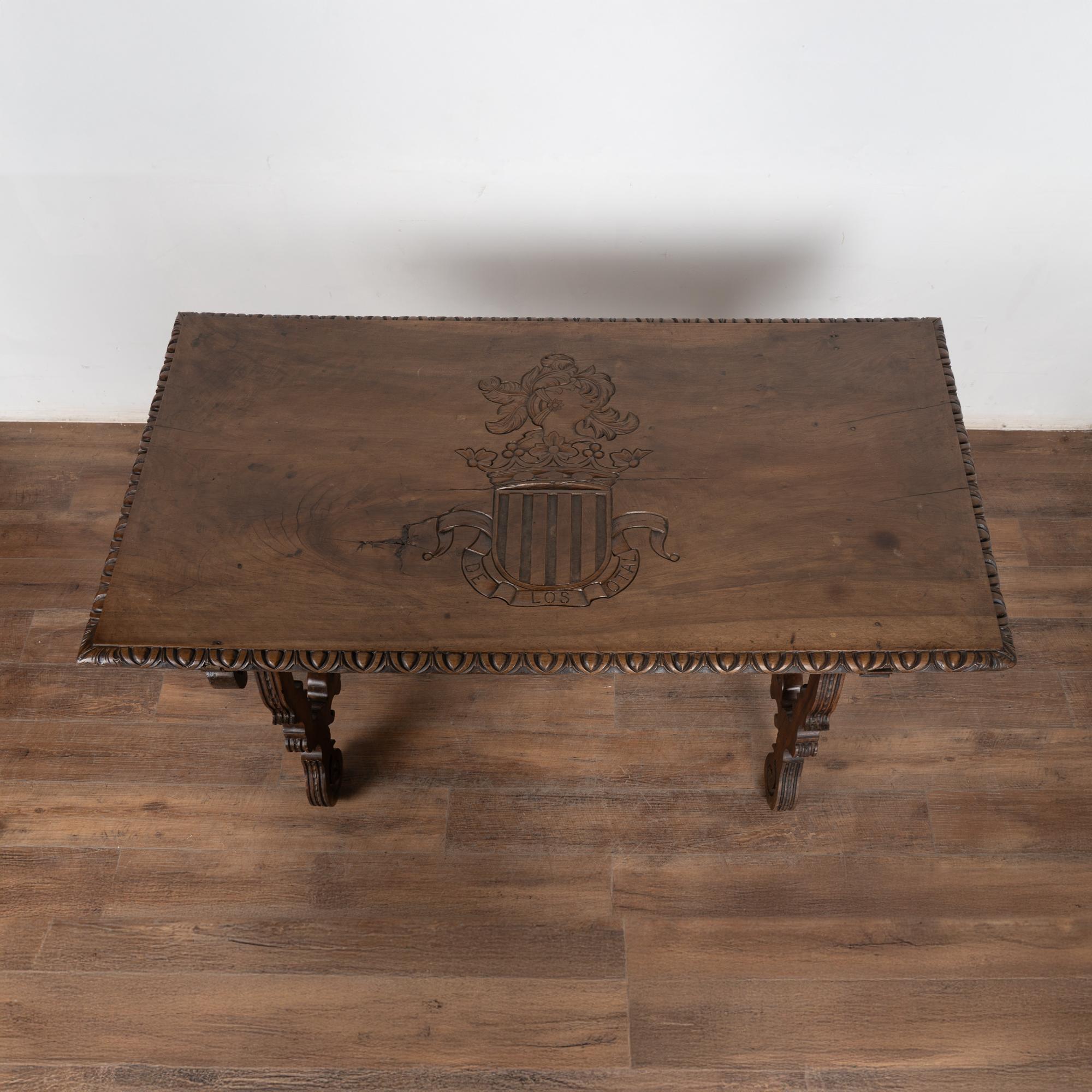 Espagnol Table à écrire du 19ème siècle avec crête familiale sculptée, Espagne en vente