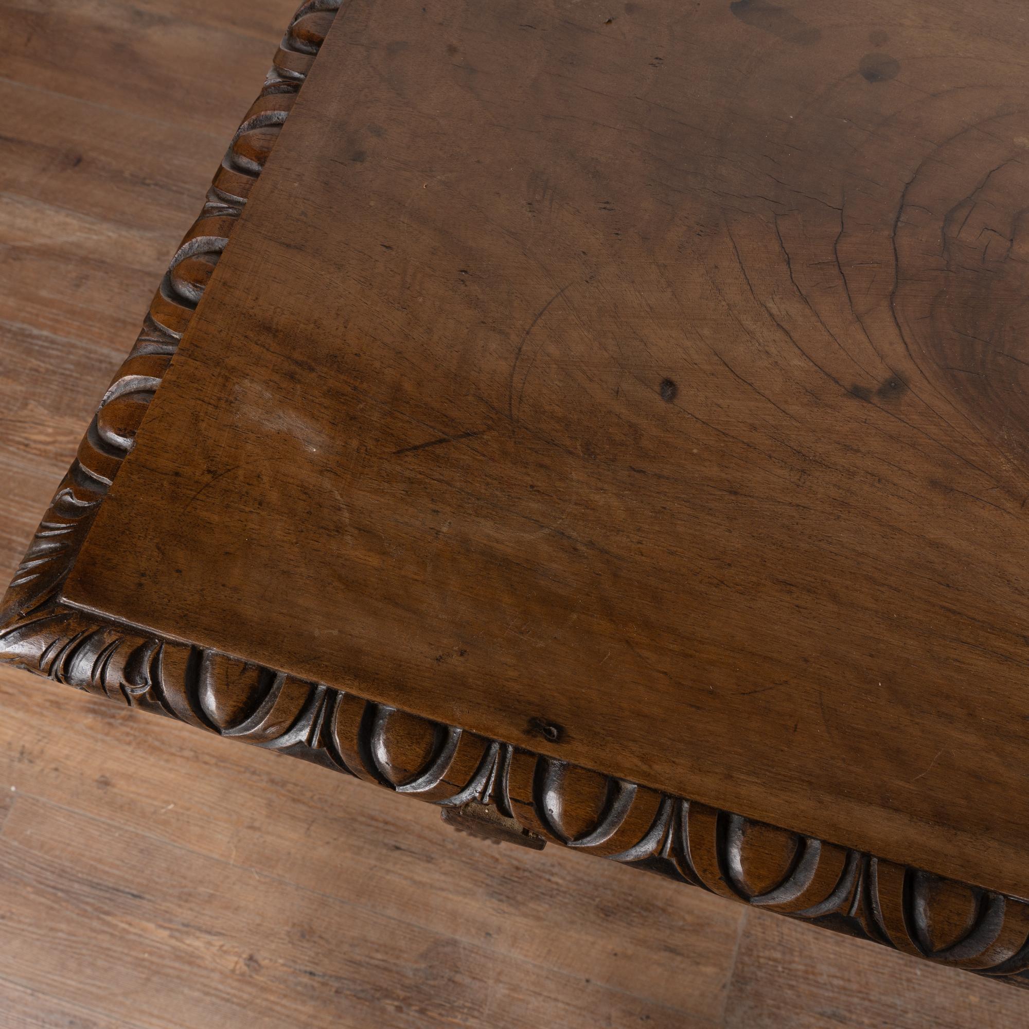 XIXe siècle Table à écrire du 19ème siècle avec crête familiale sculptée, Espagne en vente