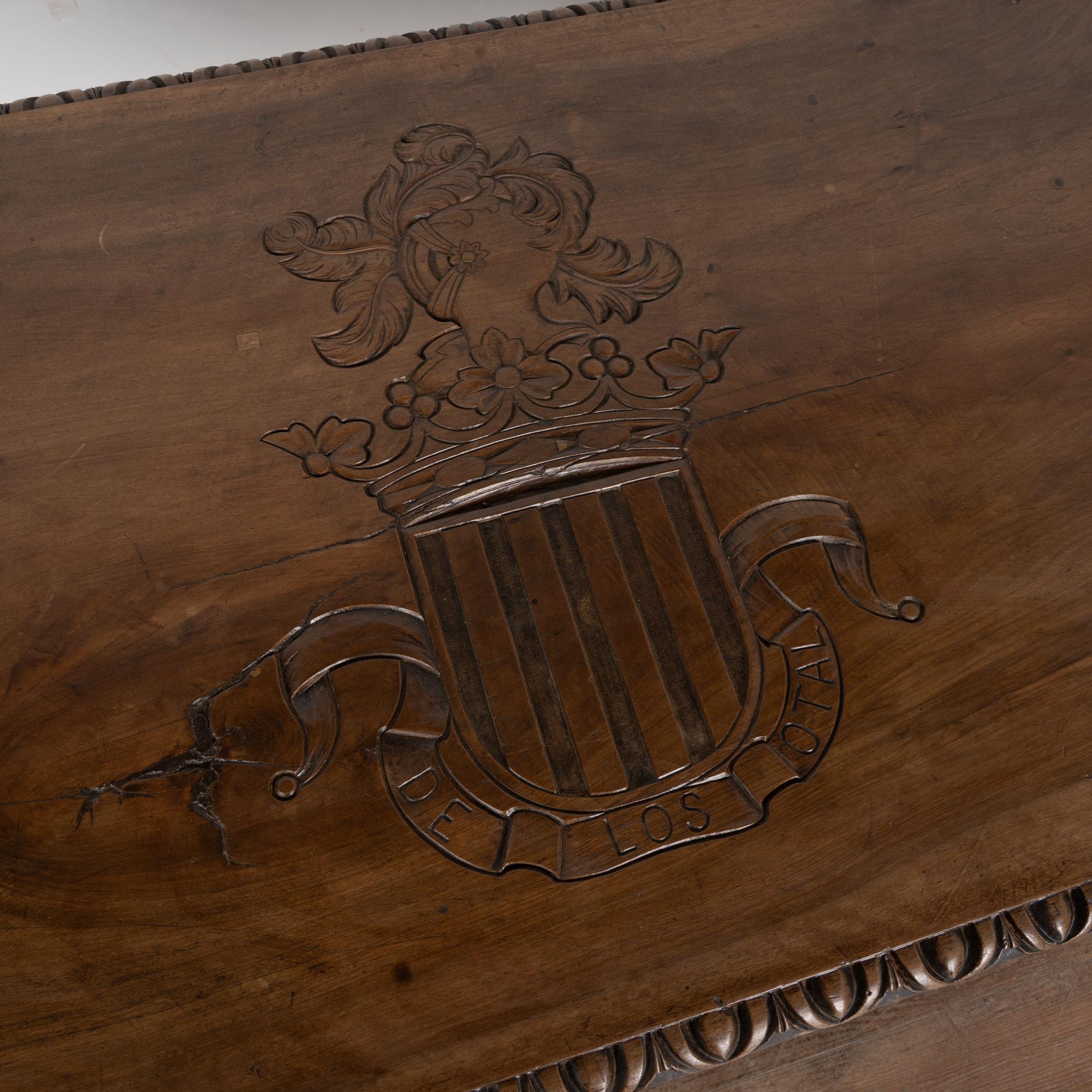 Fer Table à écrire du 19ème siècle avec crête familiale sculptée, Espagne en vente