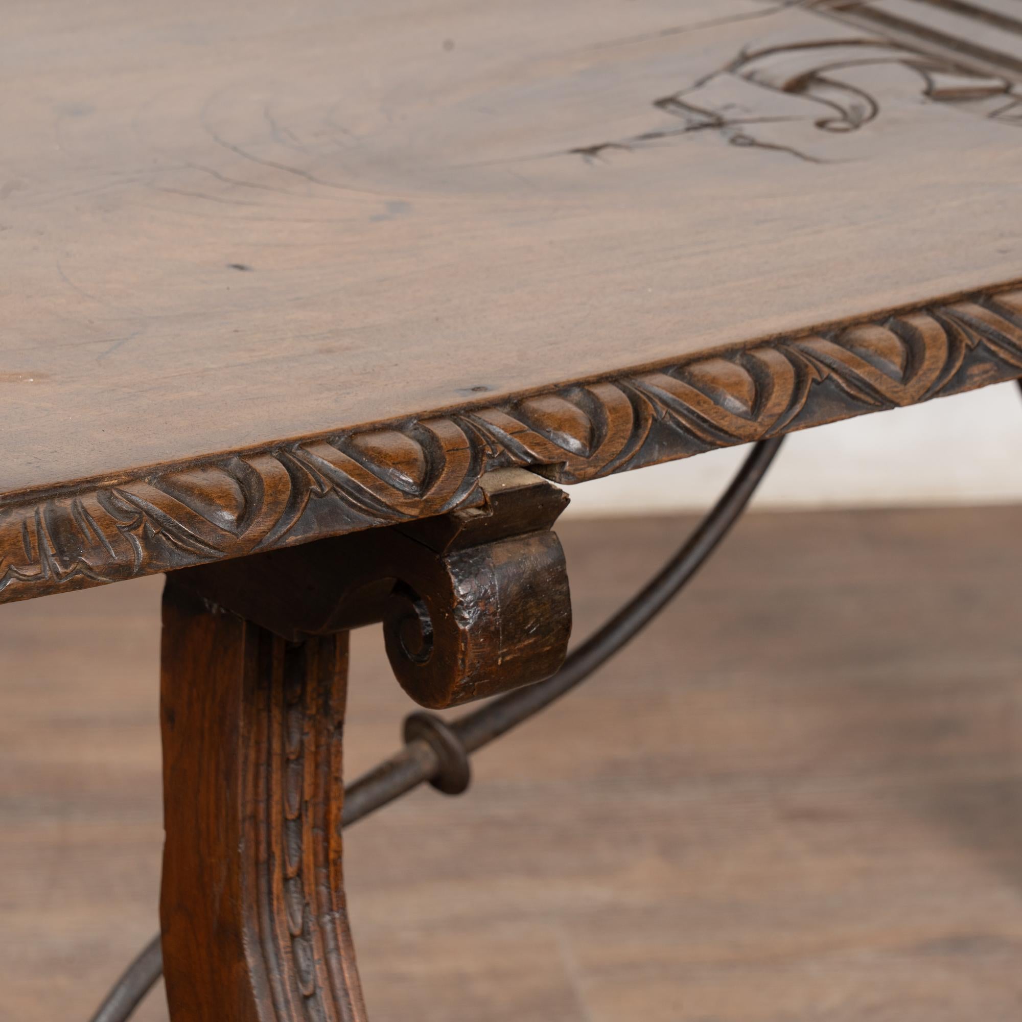 Table à écrire du 19ème siècle avec crête familiale sculptée, Espagne en vente 2
