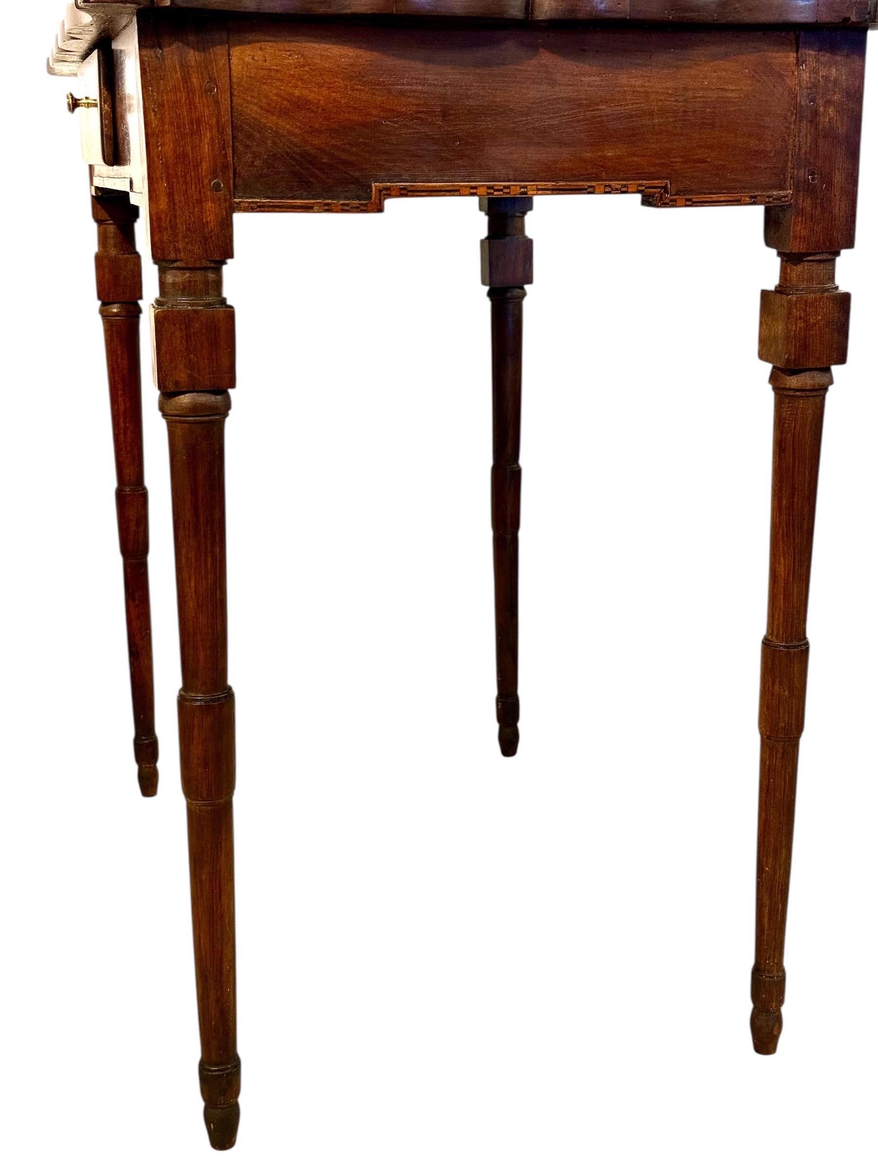 Mesa de escritorio de nogal del siglo XIX con tablero festoneado y un solo cajón en venta 3