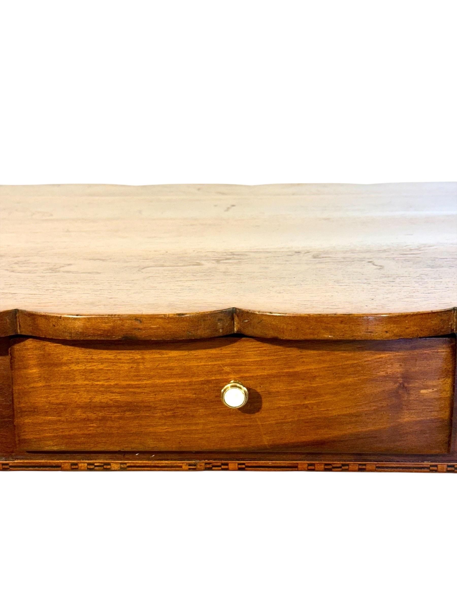 Mesa de escritorio de nogal del siglo XIX con tablero festoneado y un solo cajón en venta 4