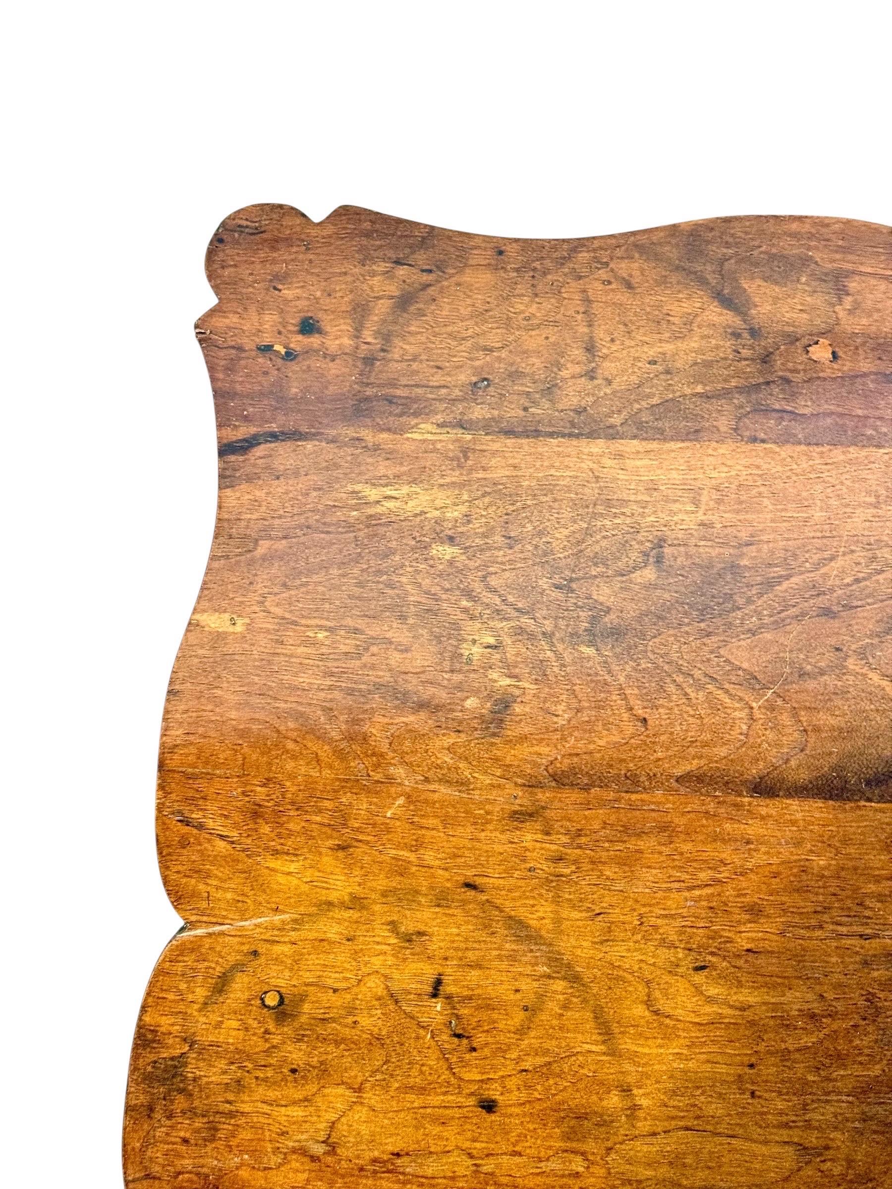 Mesa de escritorio de nogal del siglo XIX con tablero festoneado y un solo cajón en venta 5