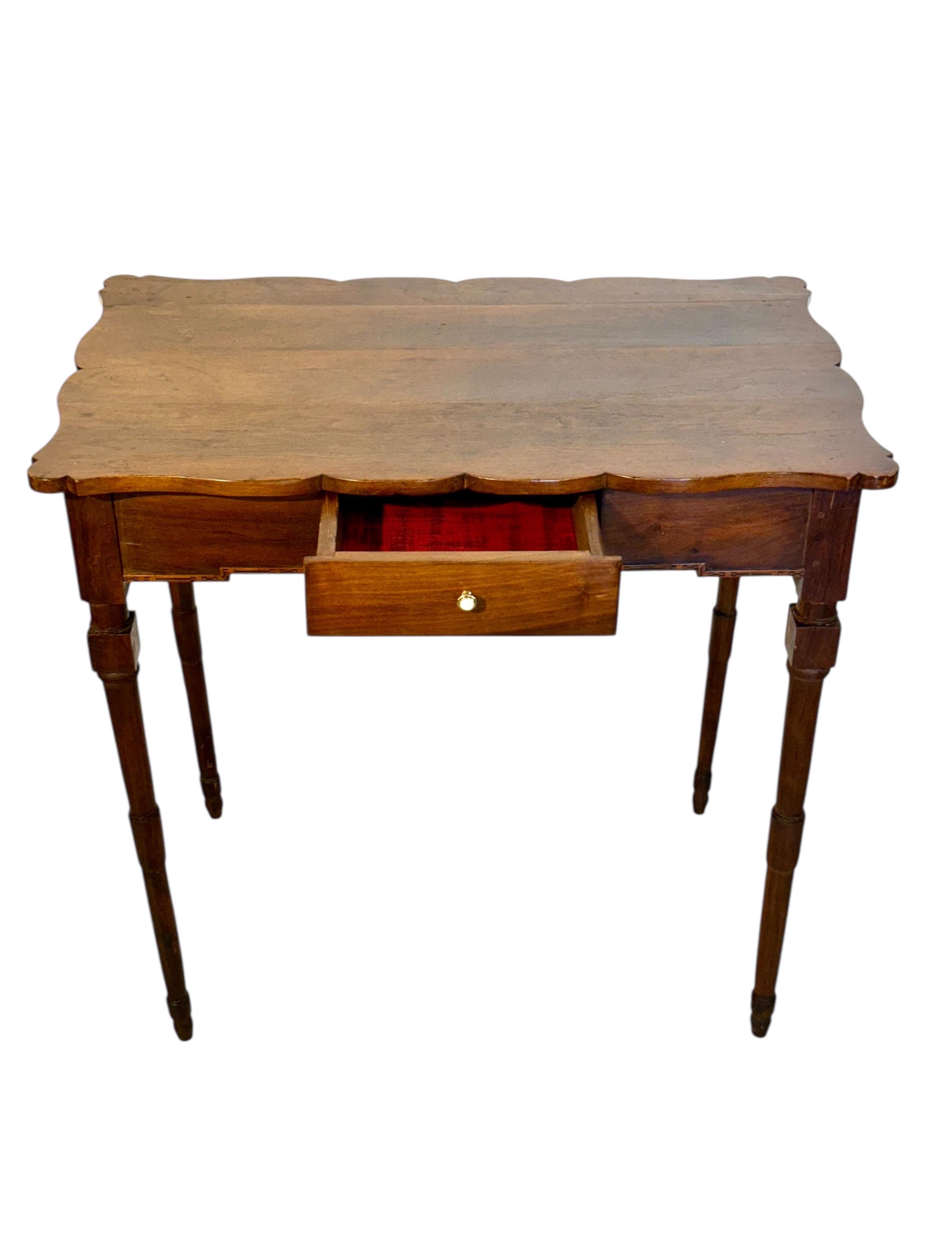 Mesa de escritorio de nogal del siglo XIX con tablero festoneado y un solo cajón en venta 6