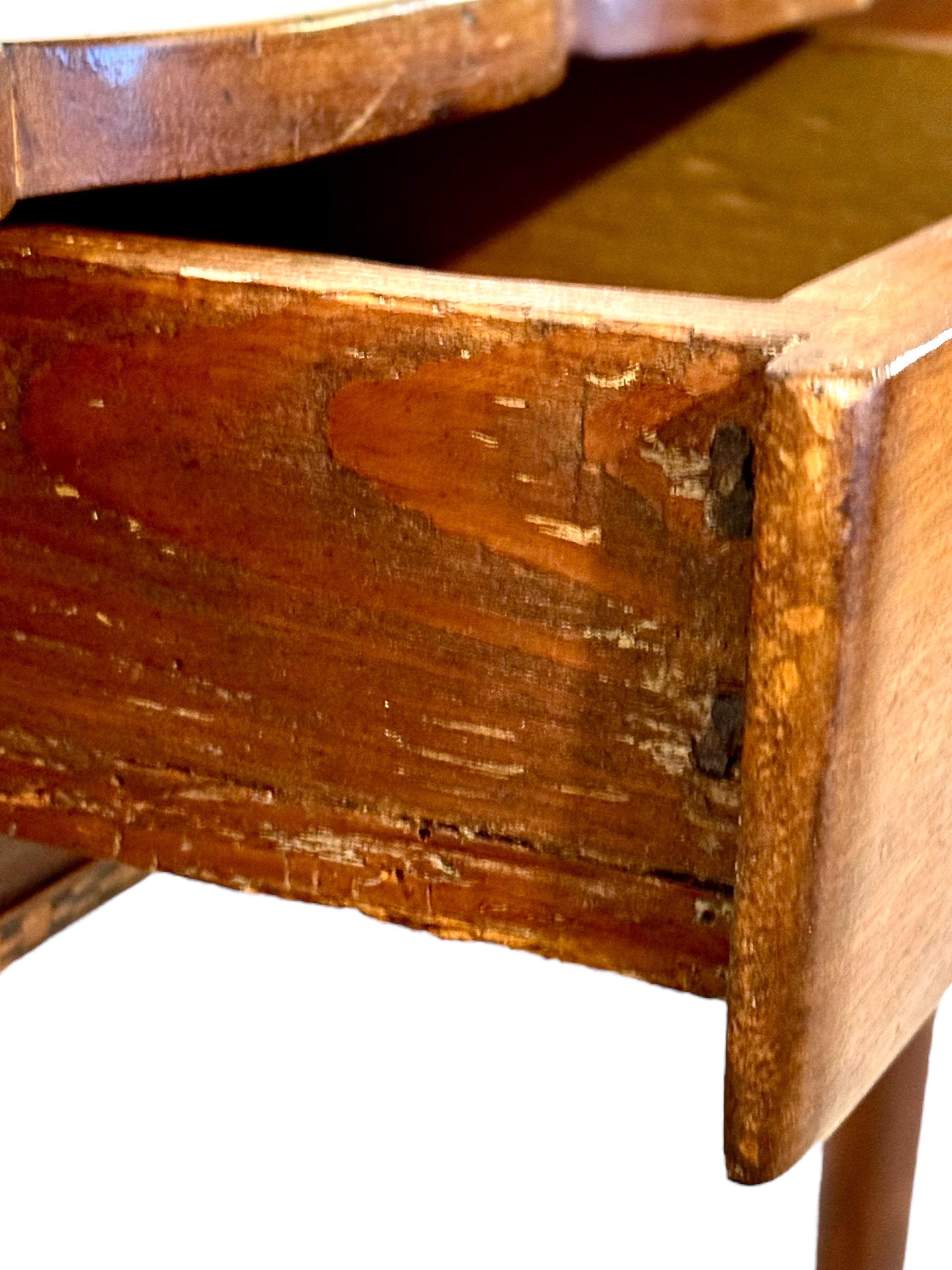 Mesa de escritorio de nogal del siglo XIX con tablero festoneado y un solo cajón en venta 7