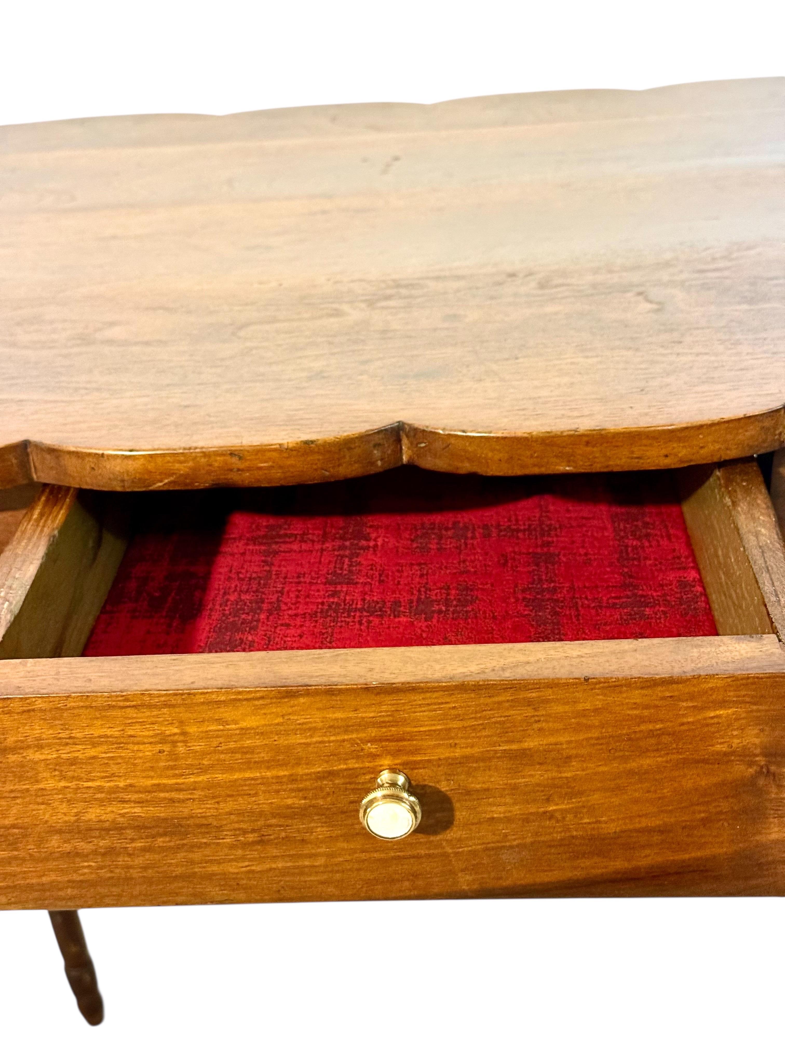 Mesa de escritorio de nogal del siglo XIX con tablero festoneado y un solo cajón en venta 8