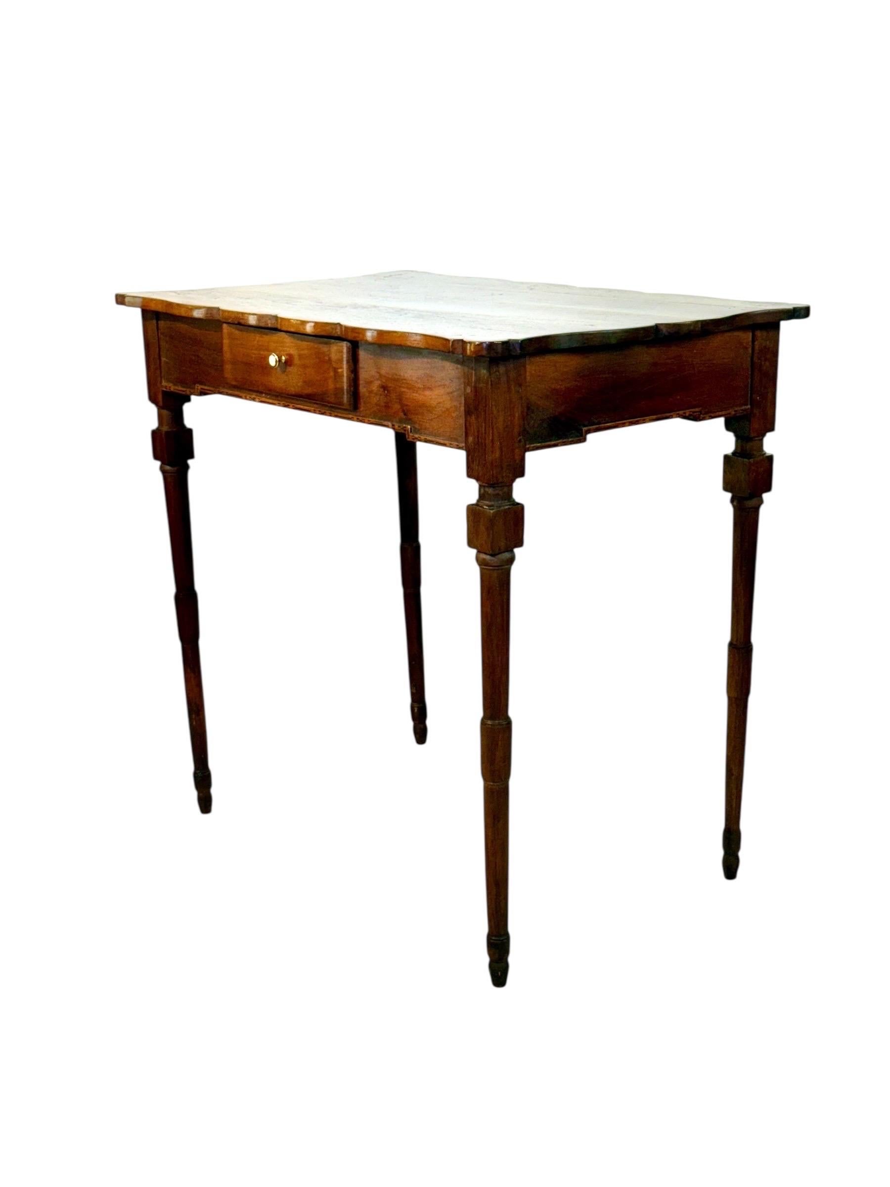 Mesa de escritorio de nogal del siglo XIX con tablero festoneado y un solo cajón en venta 9