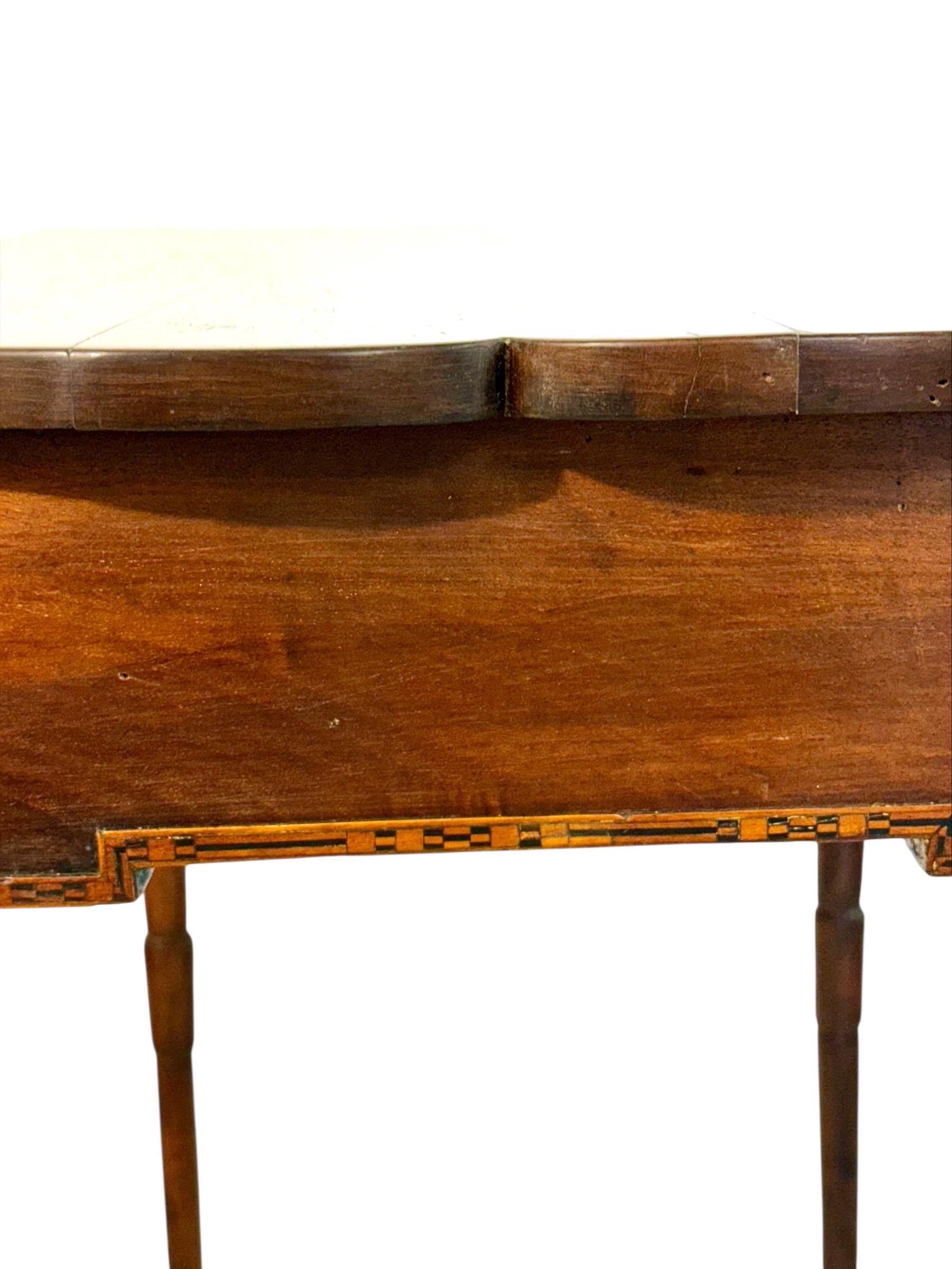 Mesa de escritorio de nogal del siglo XIX con tablero festoneado y un solo cajón en venta 10