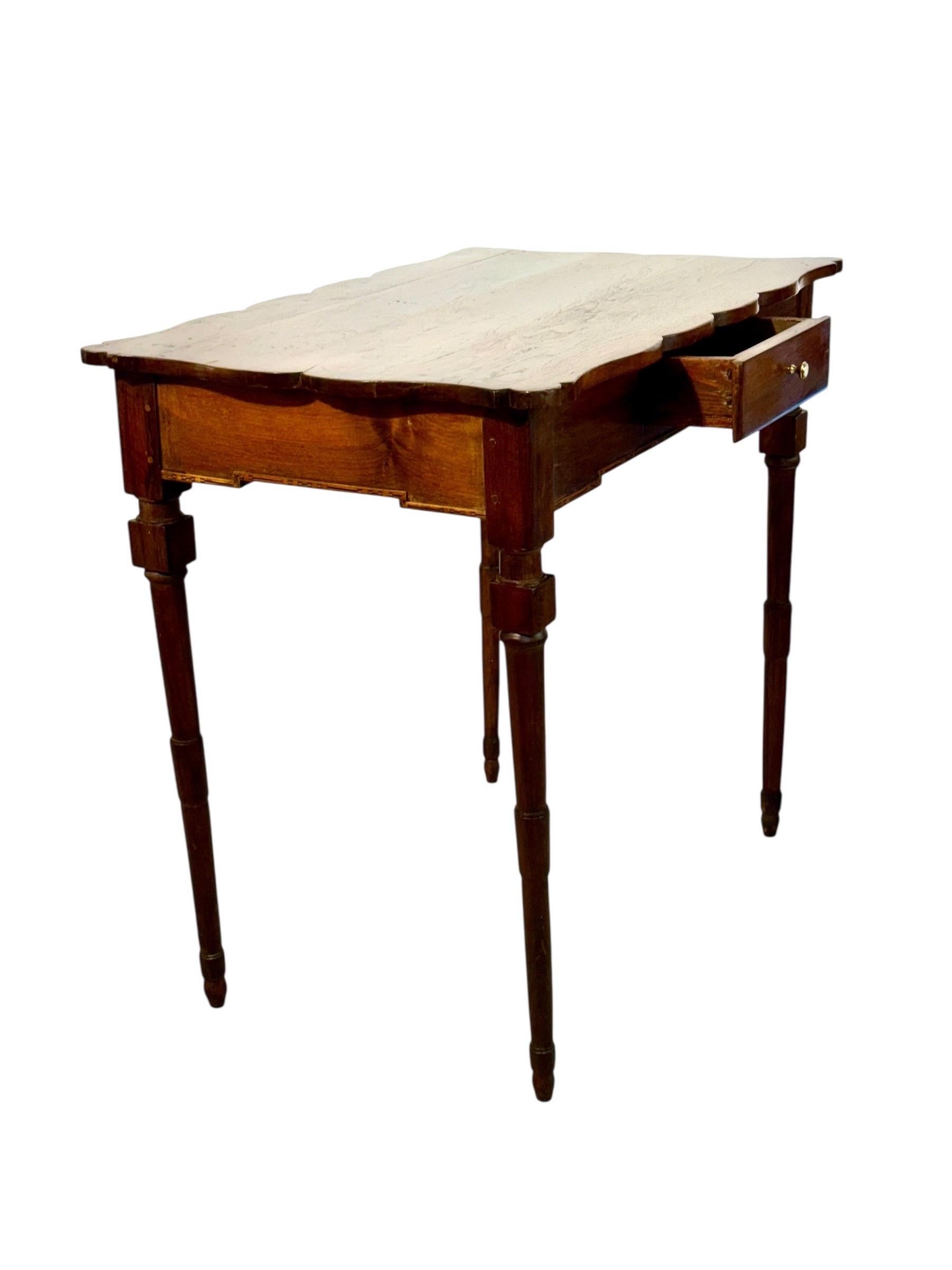 Mesa de escritorio de nogal del siglo XIX con tablero festoneado y un solo cajón en venta 11