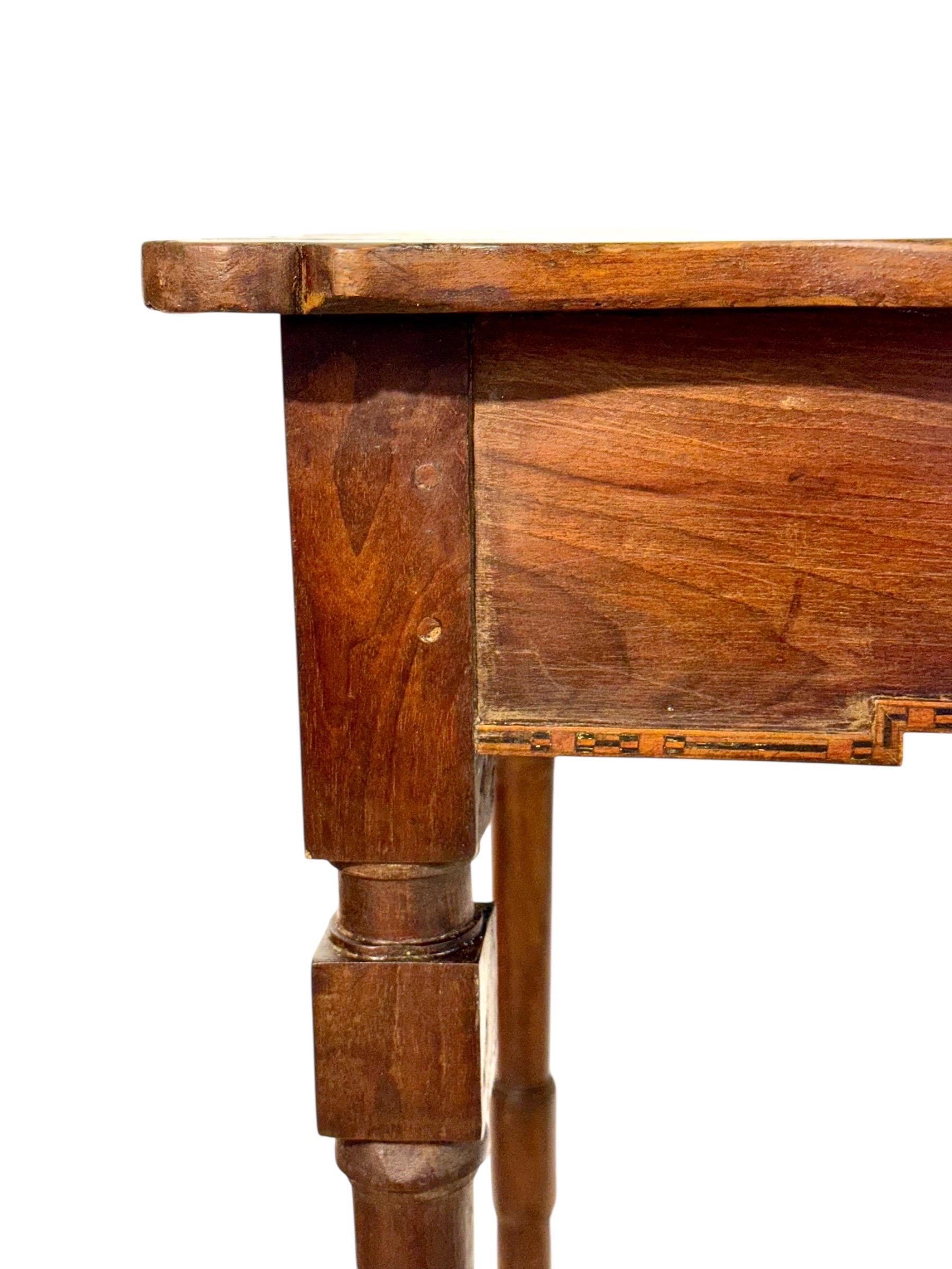 Mesa de escritorio de nogal del siglo XIX con tablero festoneado y un solo cajón en venta 12