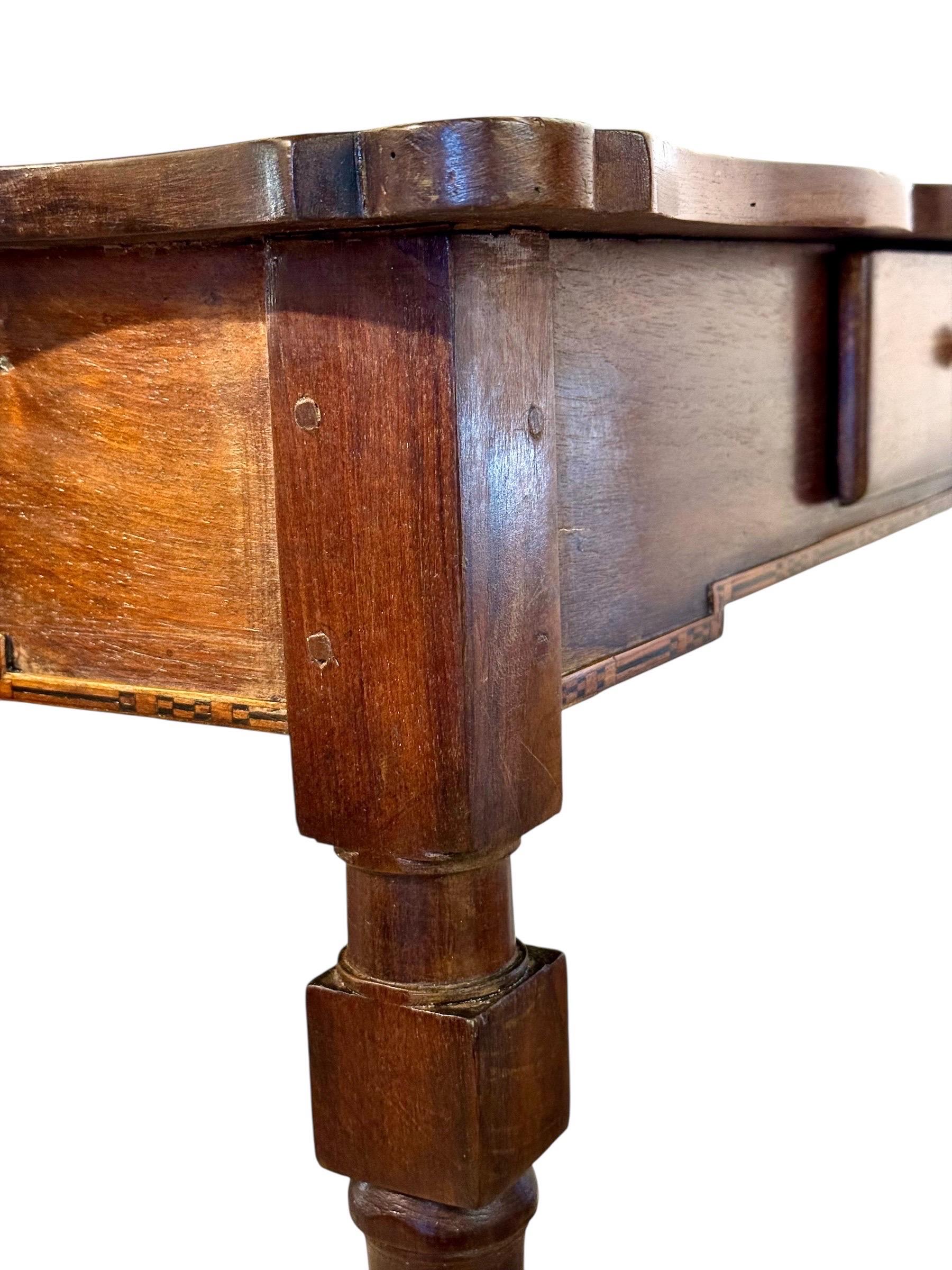Este encantador aparador francés antiguo, del siglo XIX, es un buen ejemplo de artesanía provincial que combina la elegancia con un diseño práctico. La mesa presenta un hermoso tablero festoneado, que le confiere una silueta distintiva que atrae