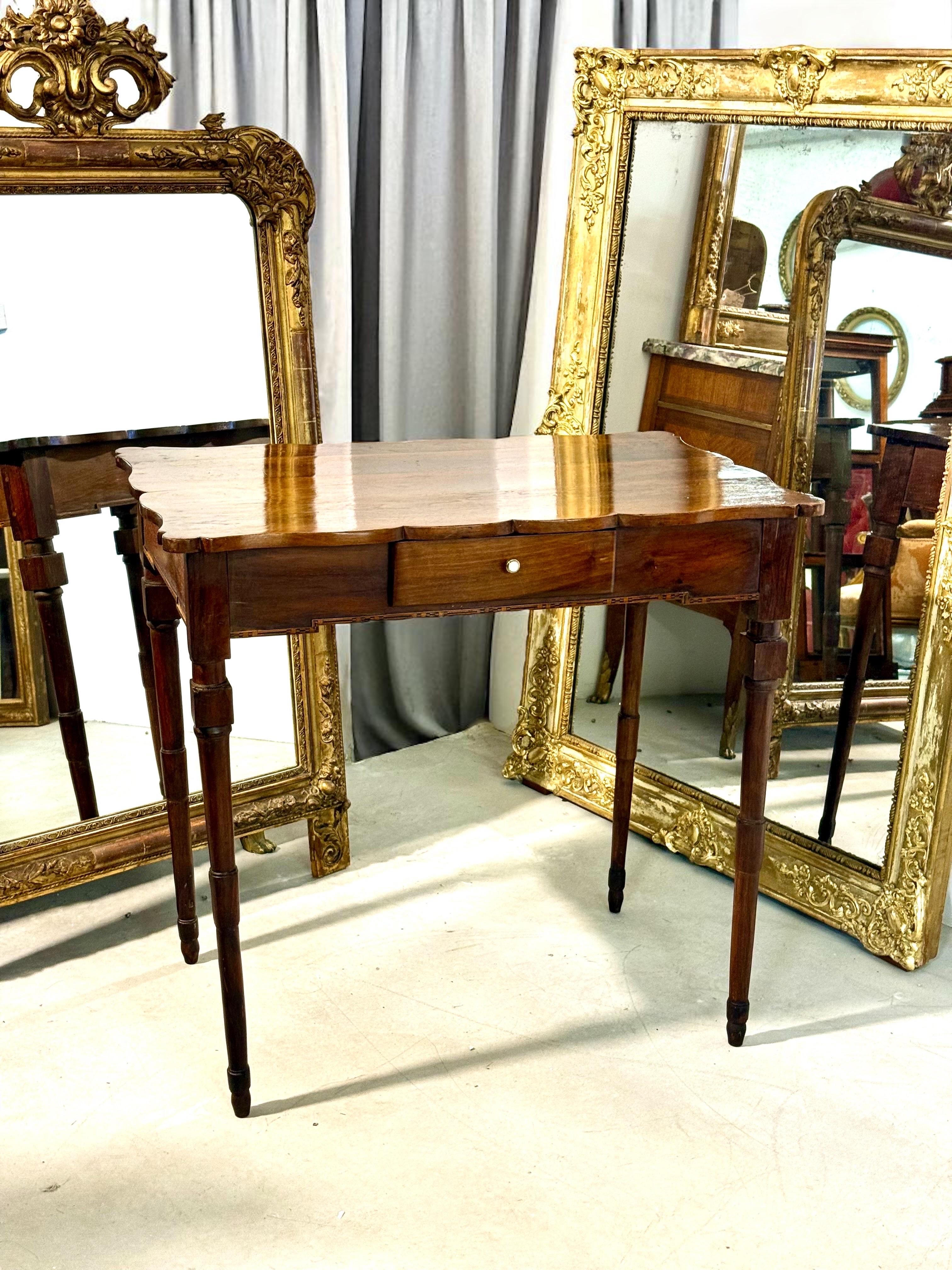 Mesa de escritorio de nogal del siglo XIX con tablero festoneado y un solo cajón en venta 13