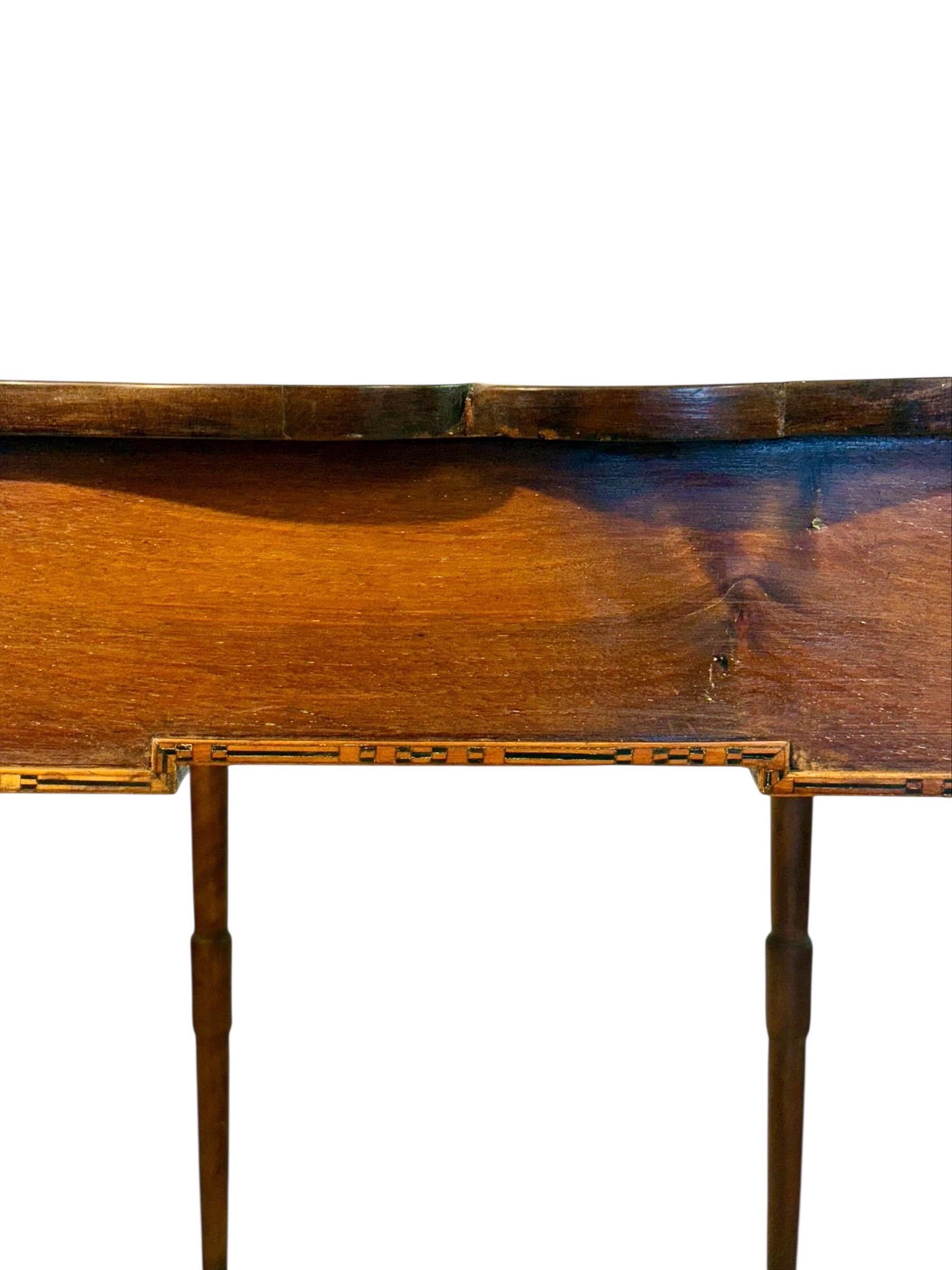 Mesa de escritorio de nogal del siglo XIX con tablero festoneado y un solo cajón Napoleón III en venta
