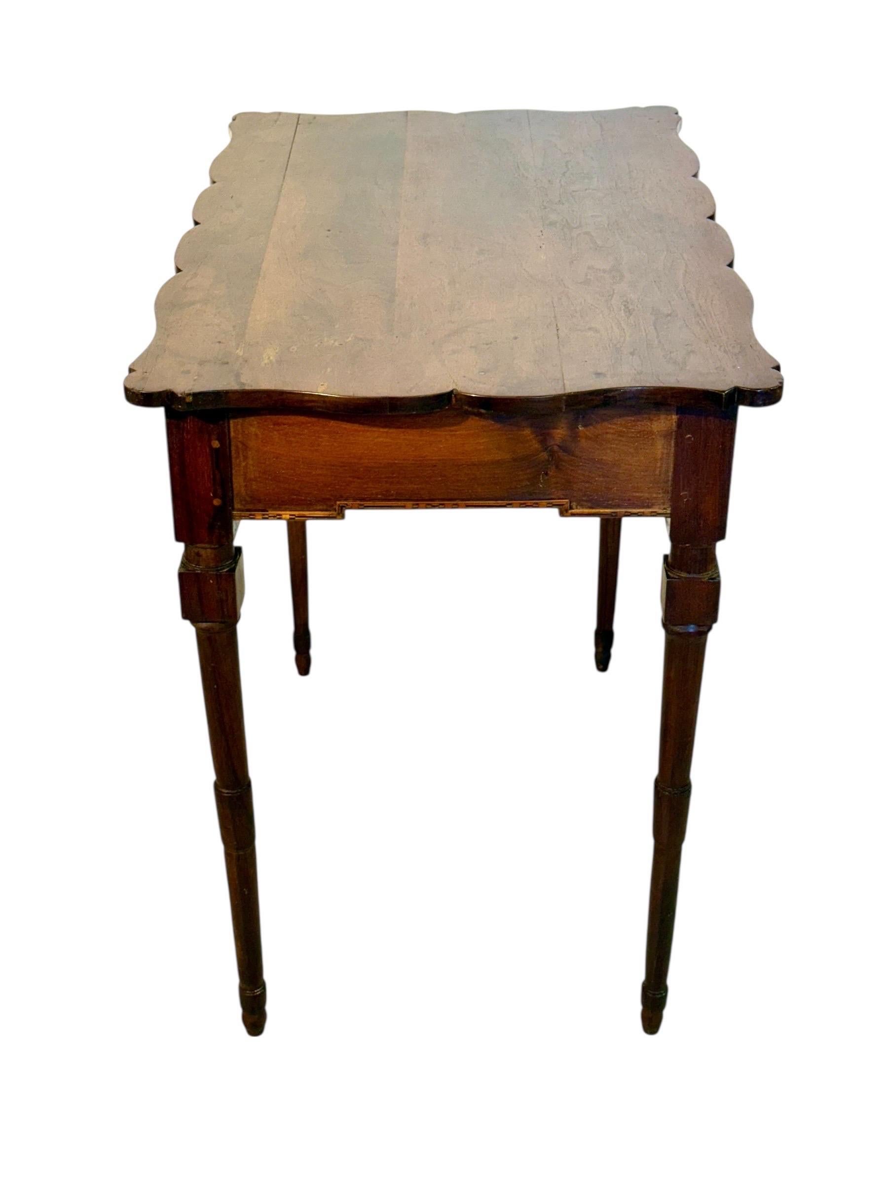 Mesa de escritorio de nogal del siglo XIX con tablero festoneado y un solo cajón Francés en venta
