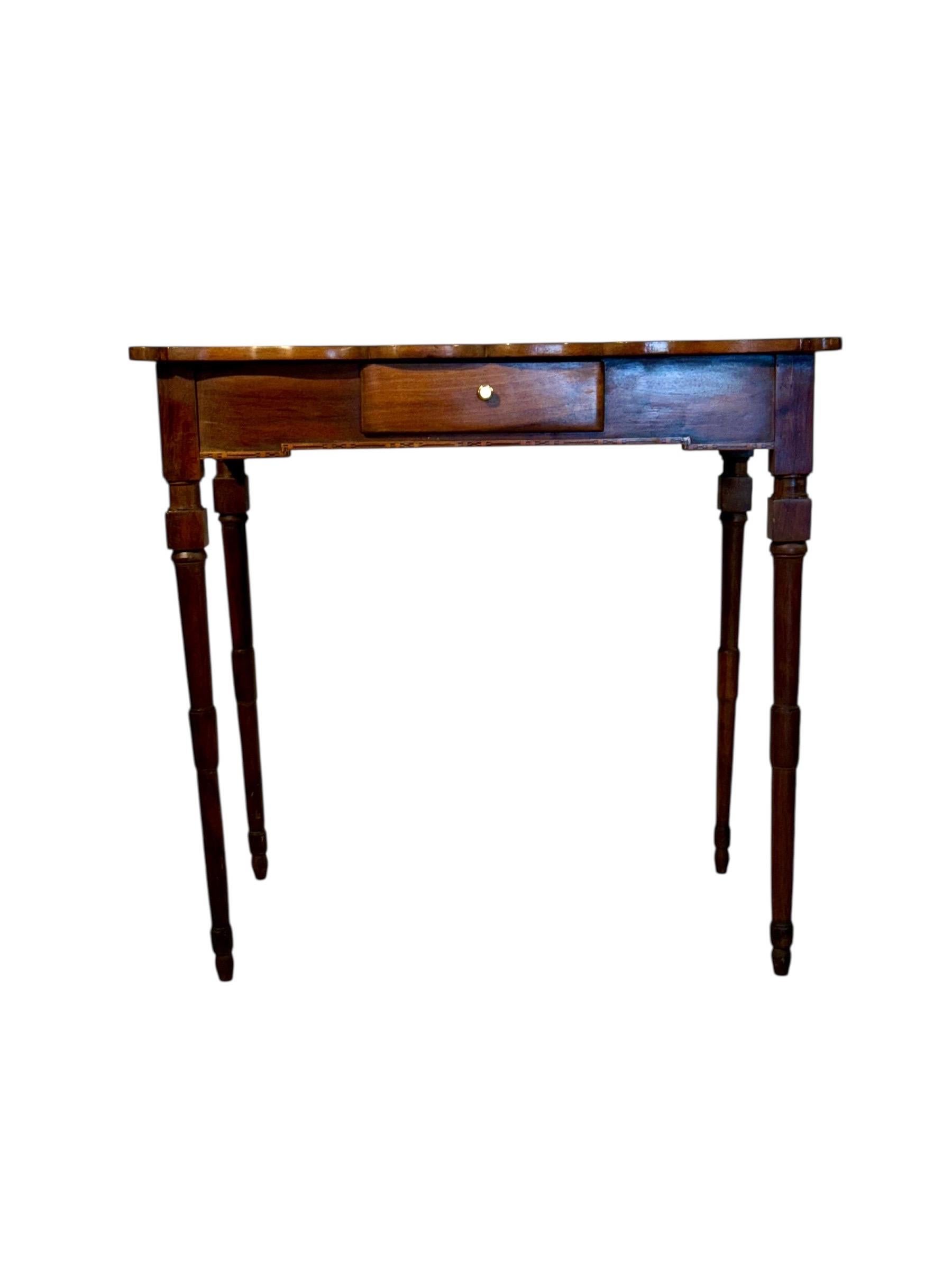 Mesa de escritorio de nogal del siglo XIX con tablero festoneado y un solo cajón Tallado a mano en venta