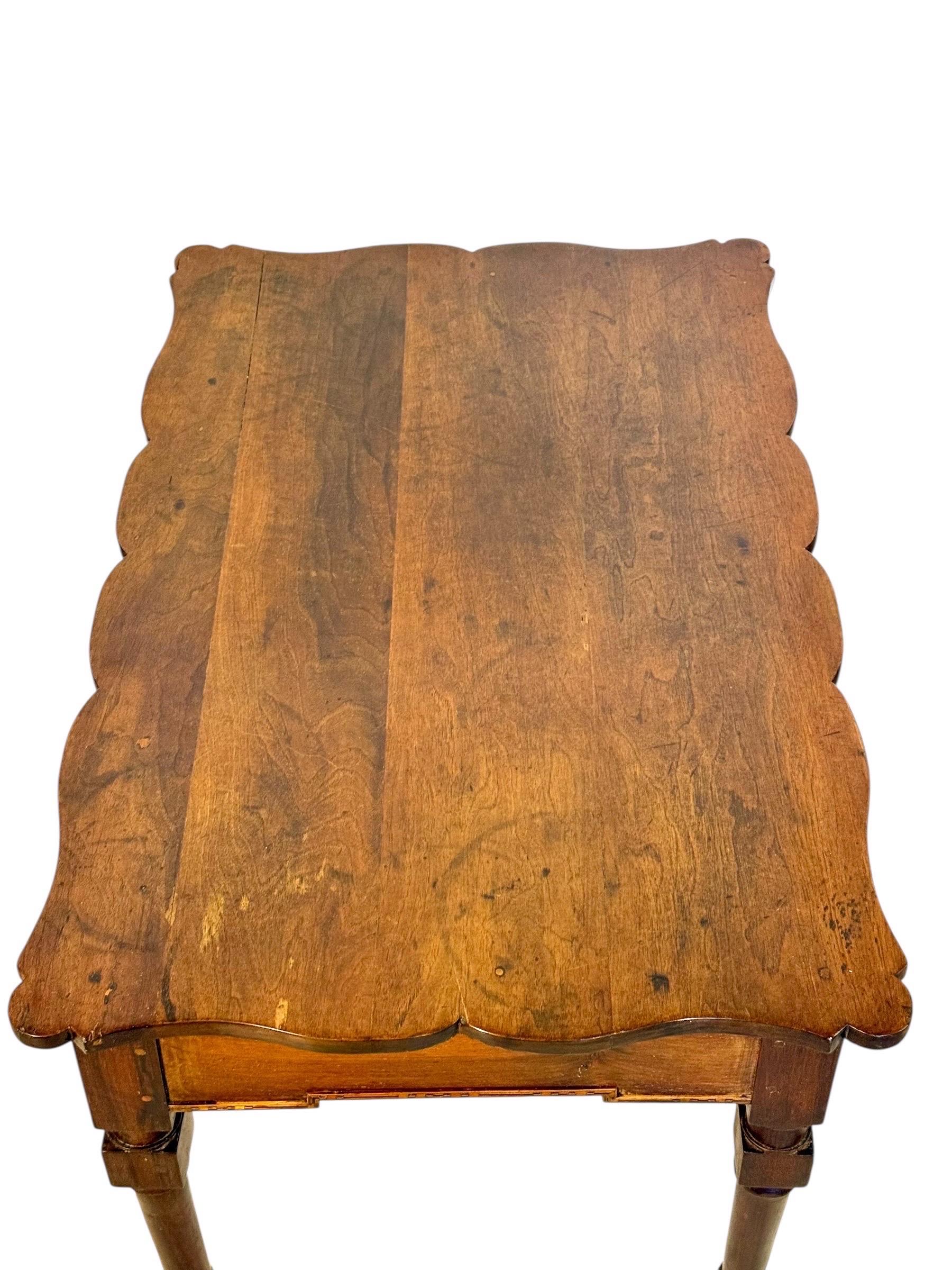 Mesa de escritorio de nogal del siglo XIX con tablero festoneado y un solo cajón en Bueno estado para la venta en LA CIOTAT, FR
