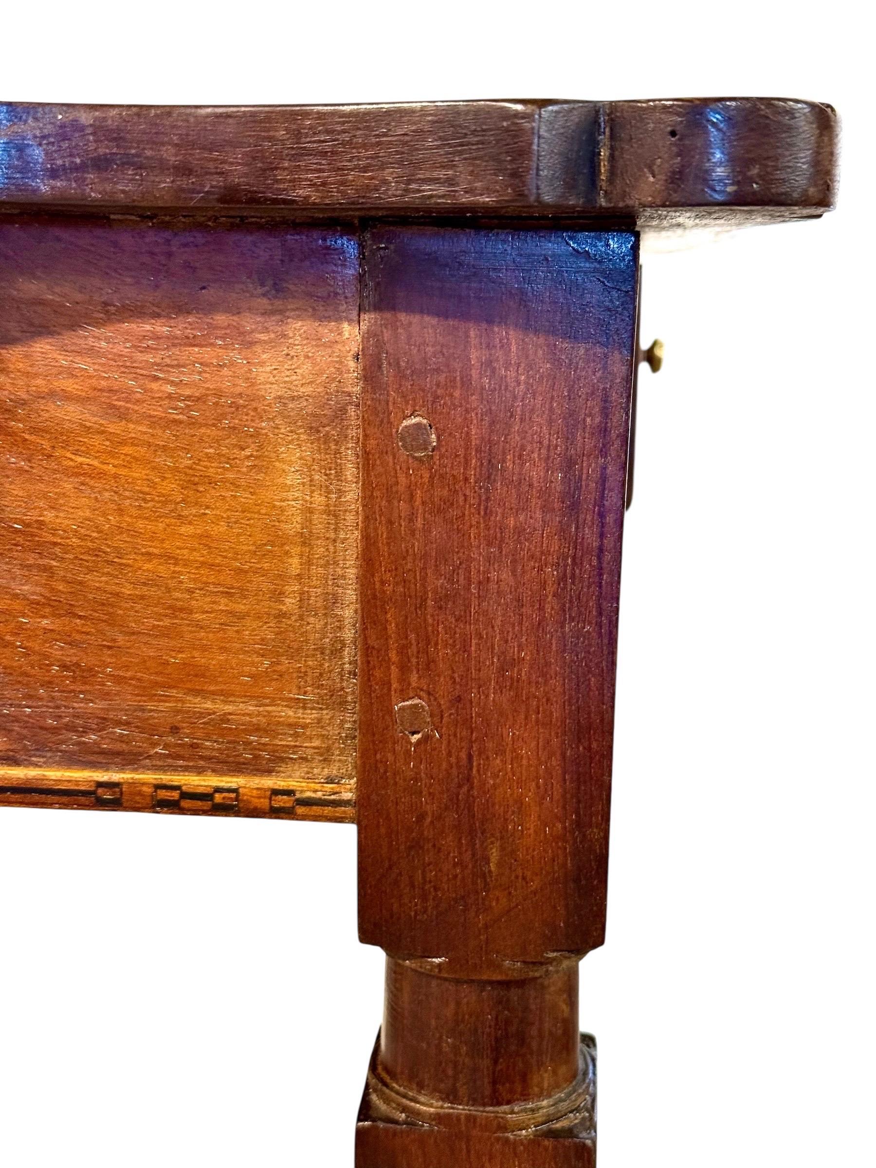 Mesa de escritorio de nogal del siglo XIX con tablero festoneado y un solo cajón en venta 2