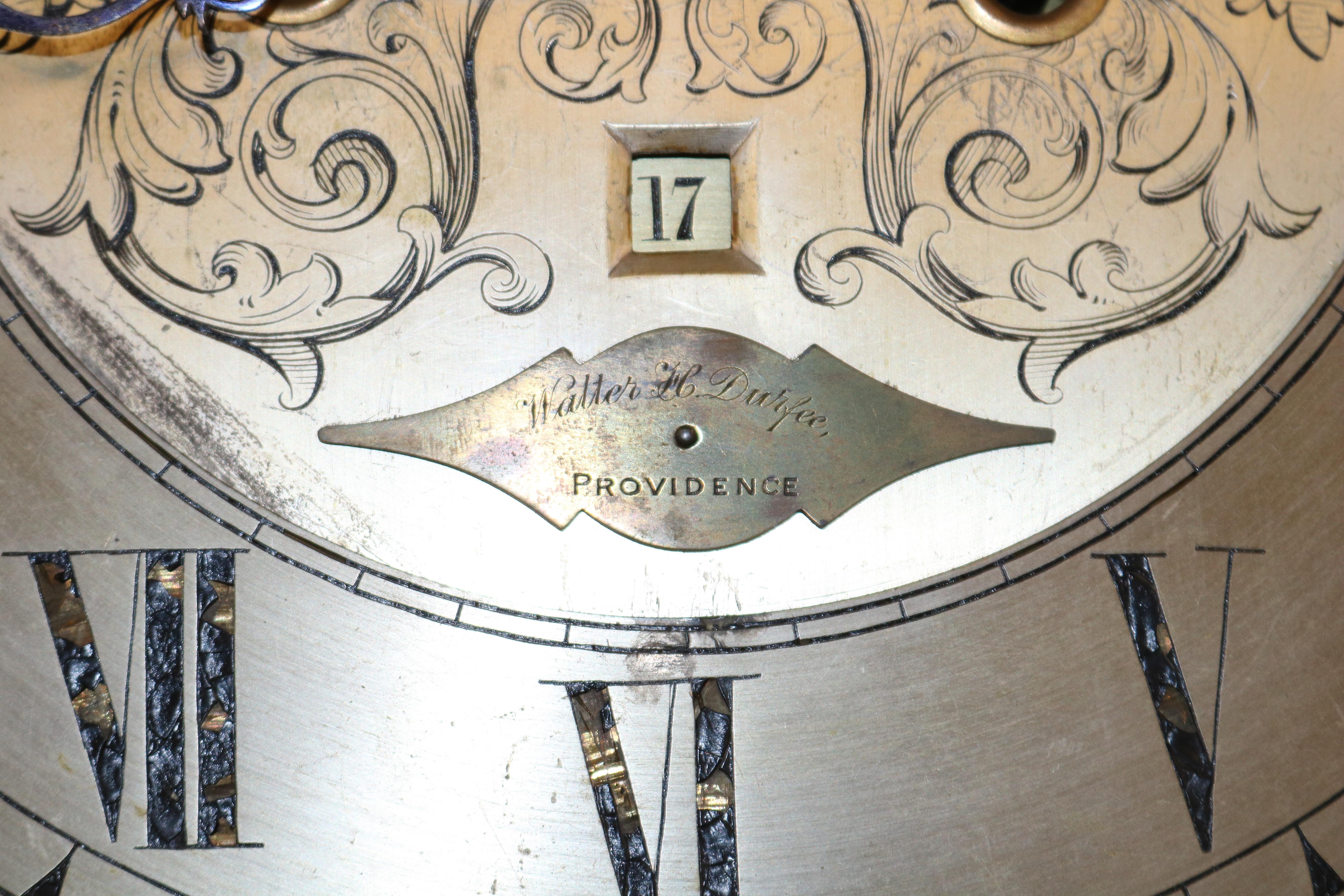 Horloge de grand-père Walter Durfee du 19ème siècle en chêne tigré à motif tigré avec 42 grands boîtiers en vente 5