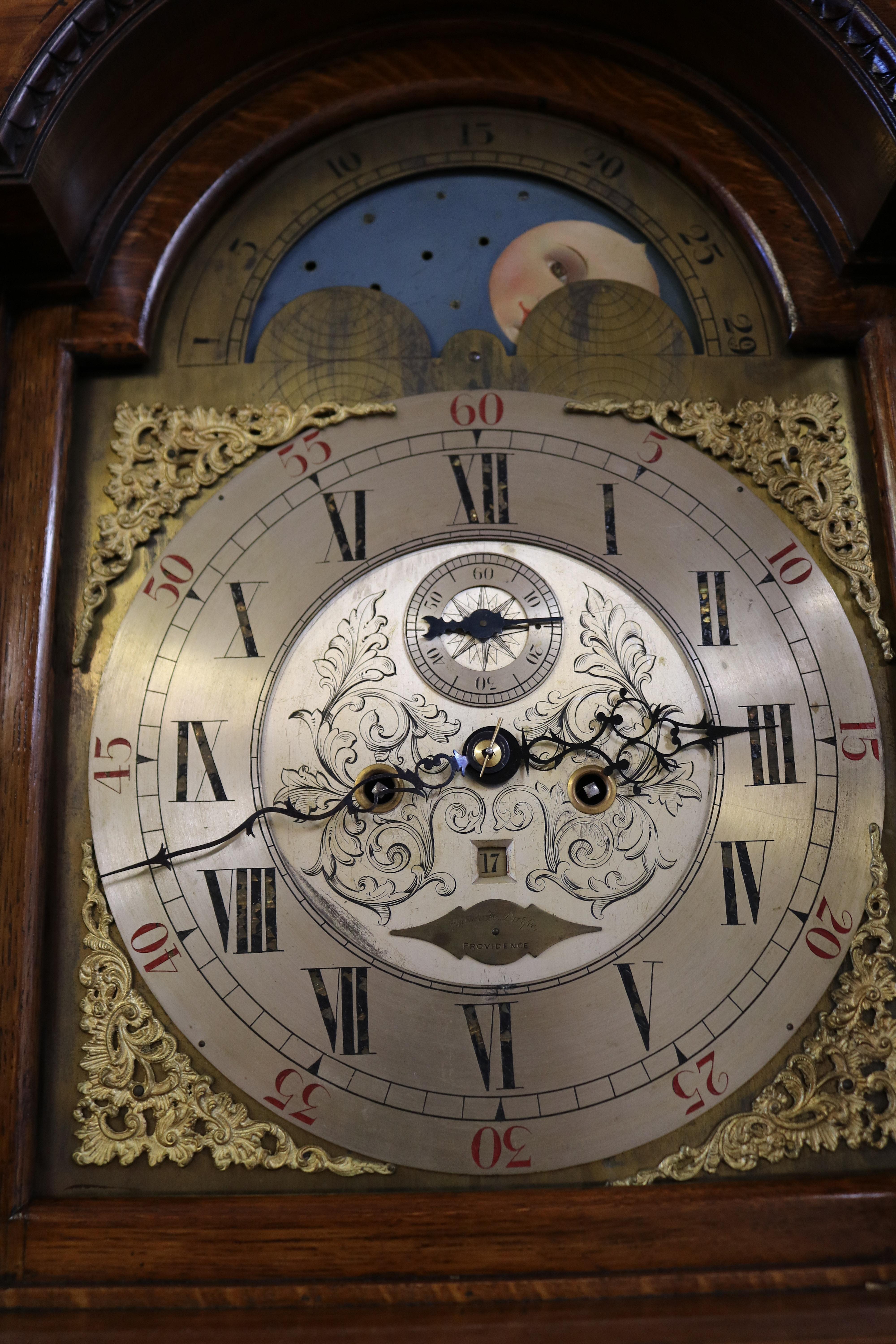 Horloge de grand-père Walter Durfee du 19ème siècle en chêne tigré à motif tigré avec 42 grands boîtiers en vente 3