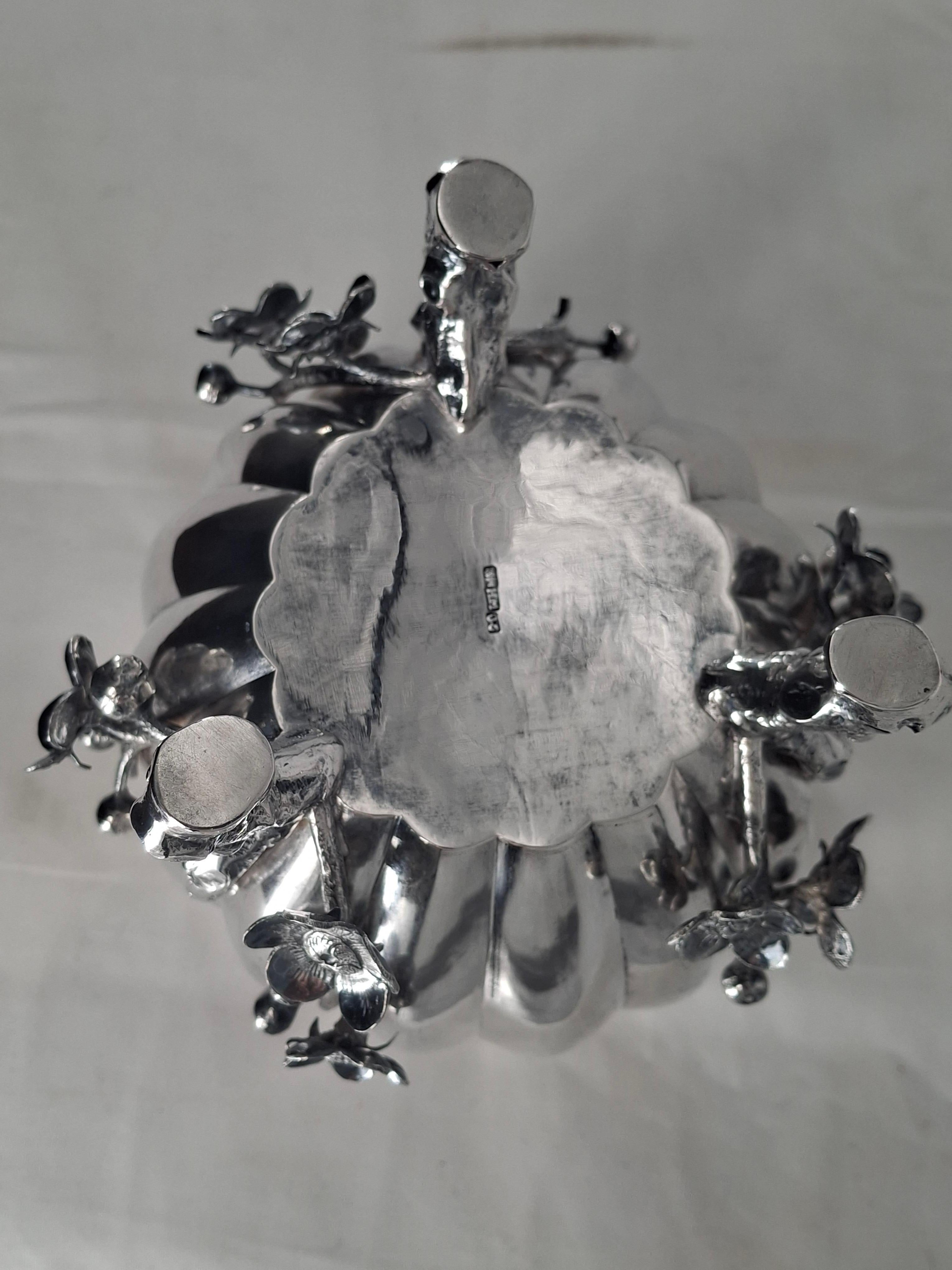 Cuenco en flor de cerezo de plata de ley Wang Hing del siglo XIX en venta 4