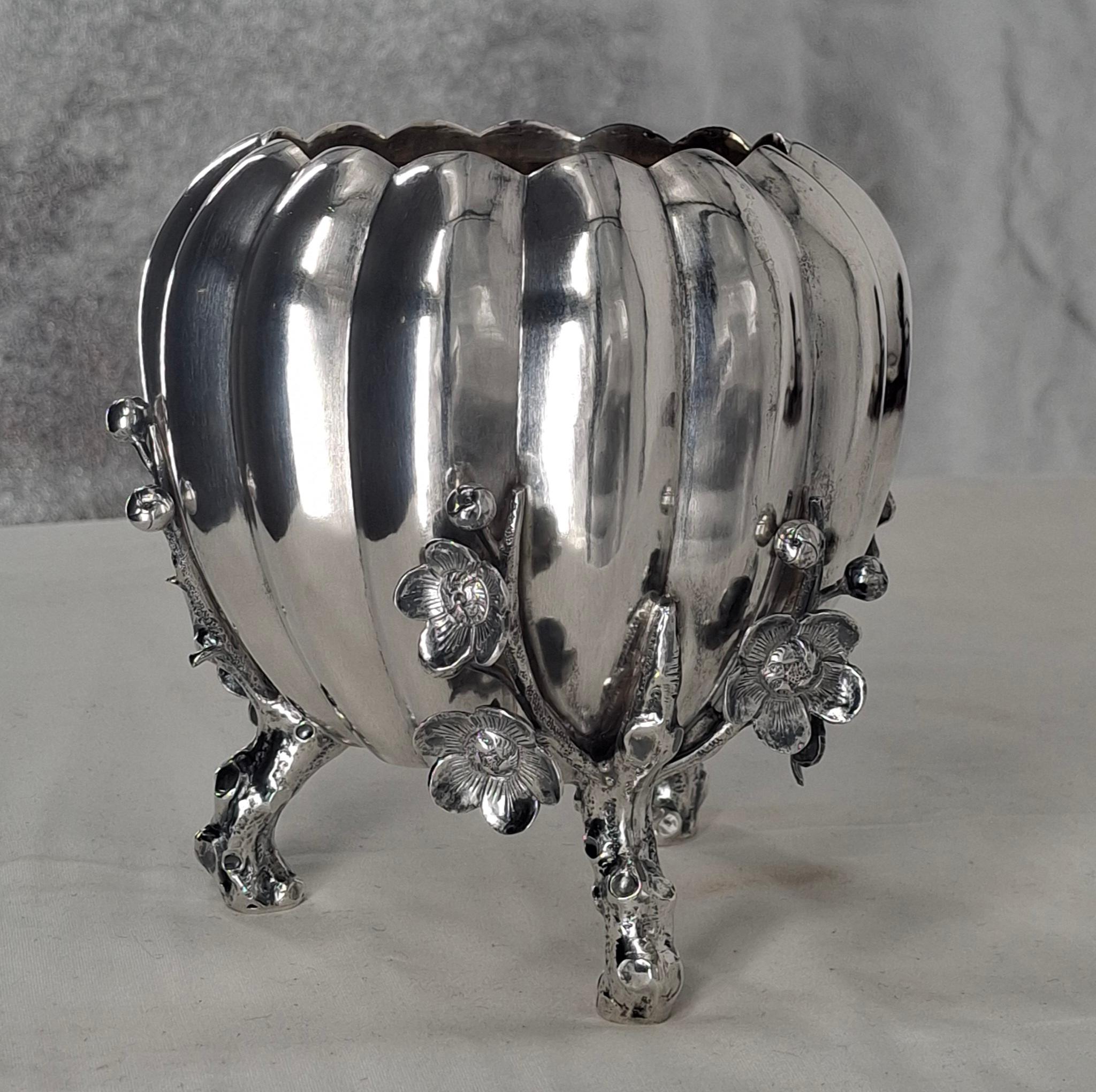 Cuenco en flor de cerezo de plata de ley Wang Hing del siglo XIX Exportación china en venta