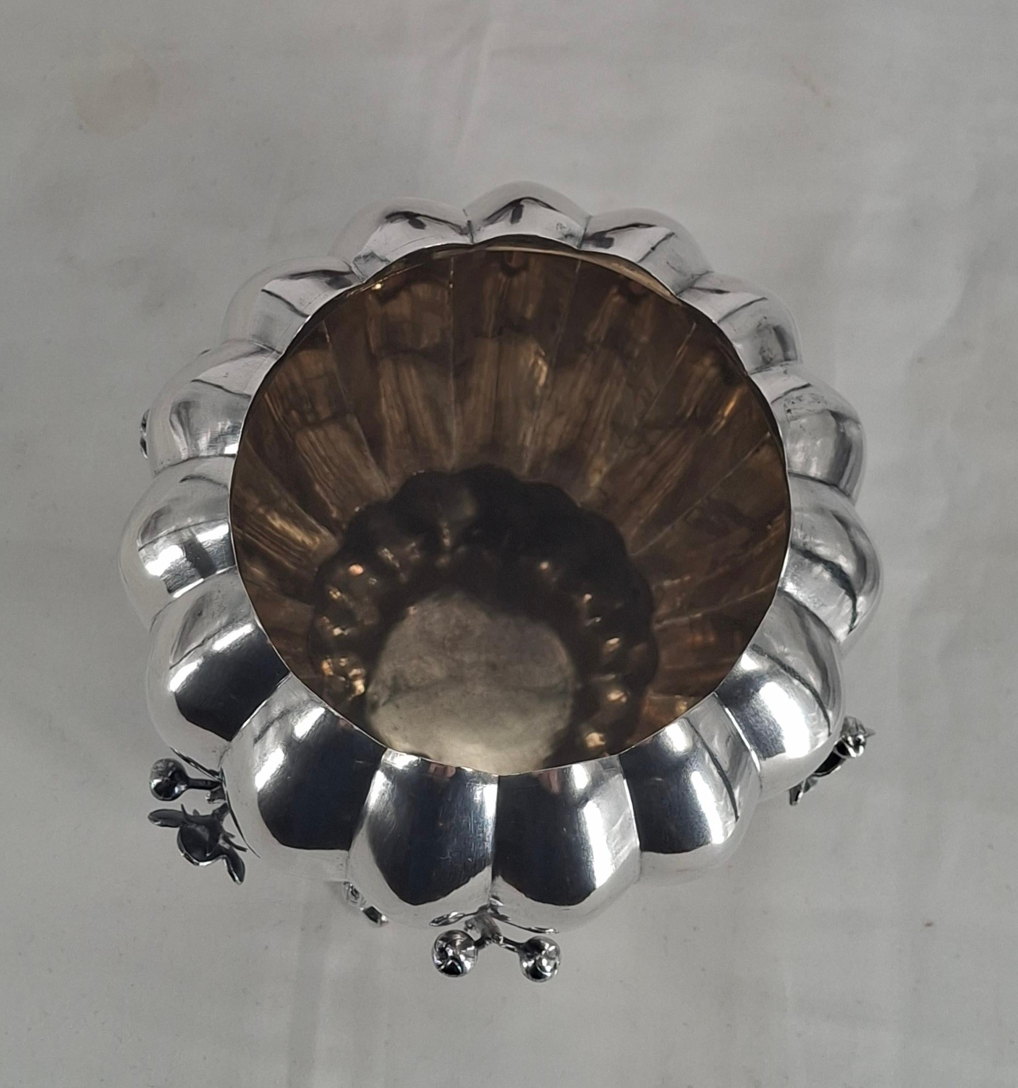 Cuenco en flor de cerezo de plata de ley Wang Hing del siglo XIX Chino en venta
