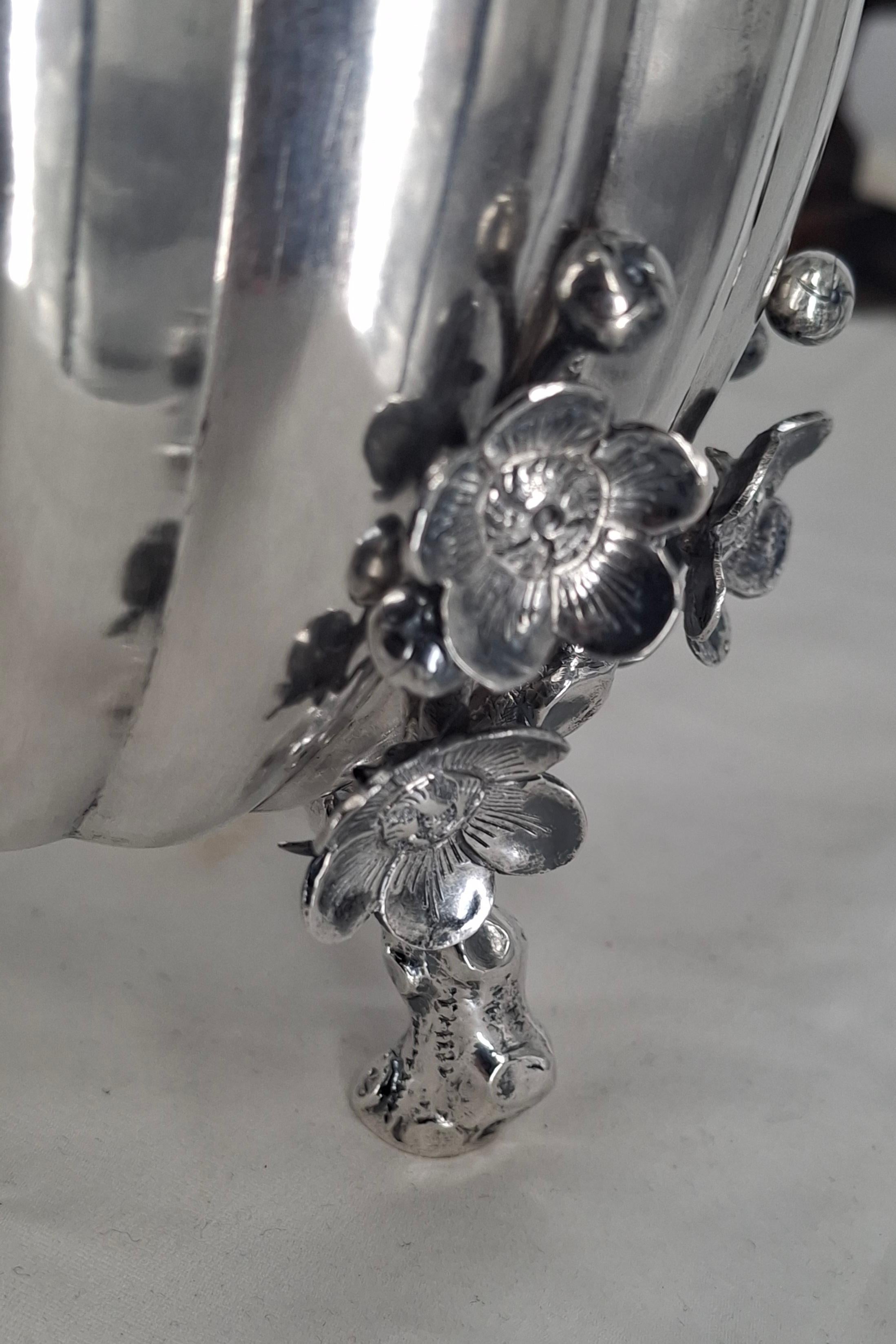 Cuenco en flor de cerezo de plata de ley Wang Hing del siglo XIX Plata esterlina en venta