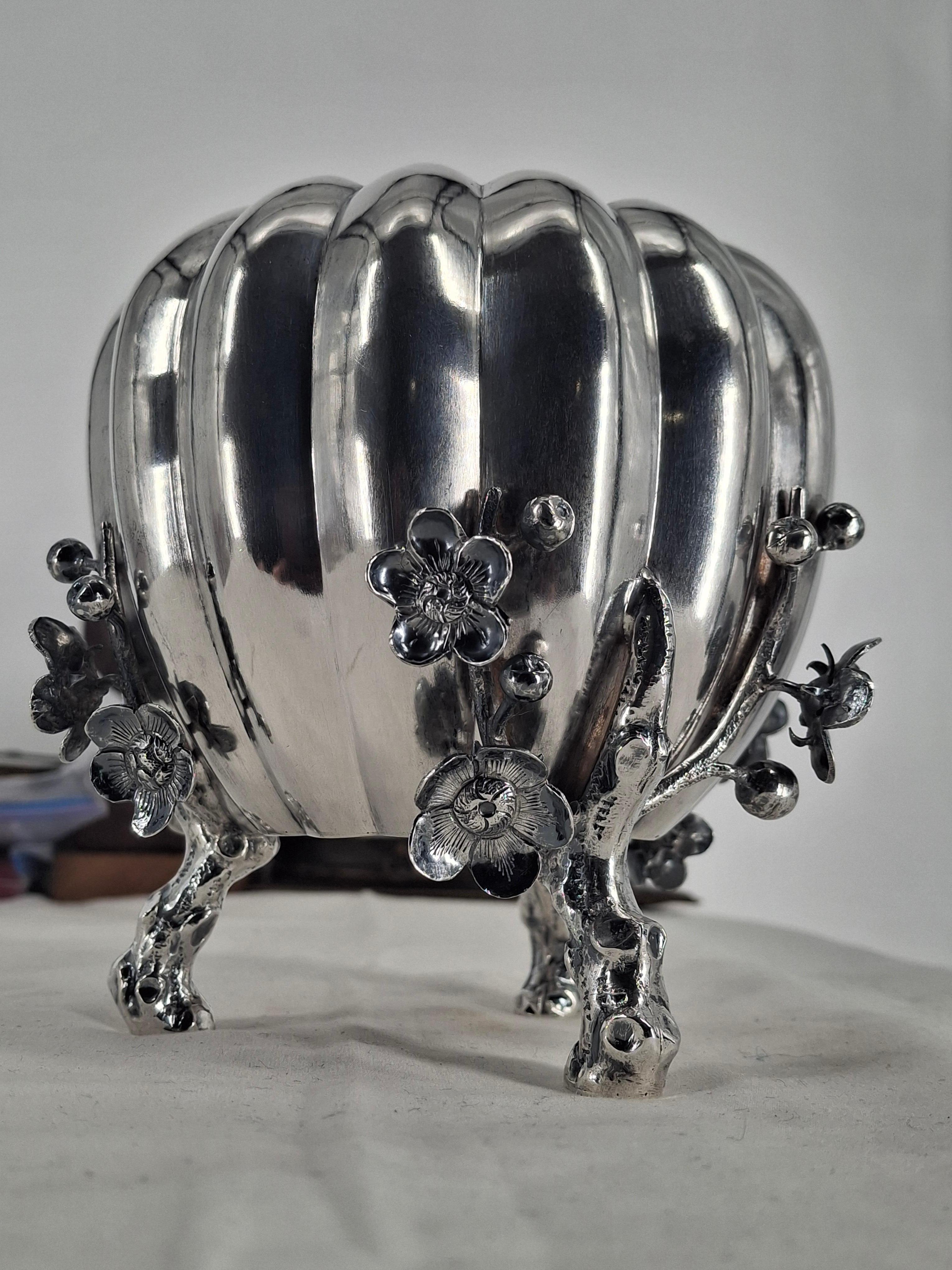 Cuenco en flor de cerezo de plata de ley Wang Hing del siglo XIX en venta 1