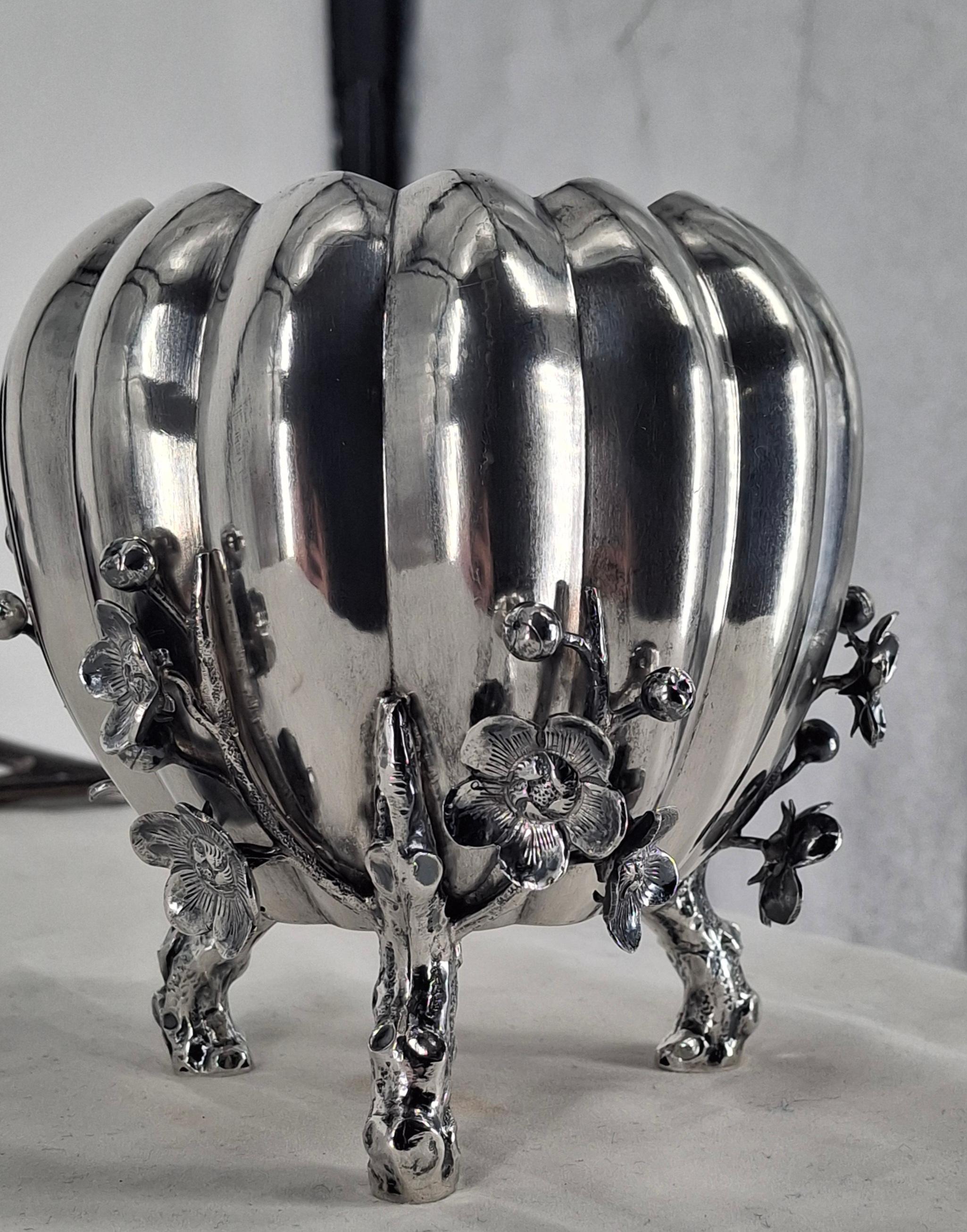 Cuenco en flor de cerezo de plata de ley Wang Hing del siglo XIX en venta 2