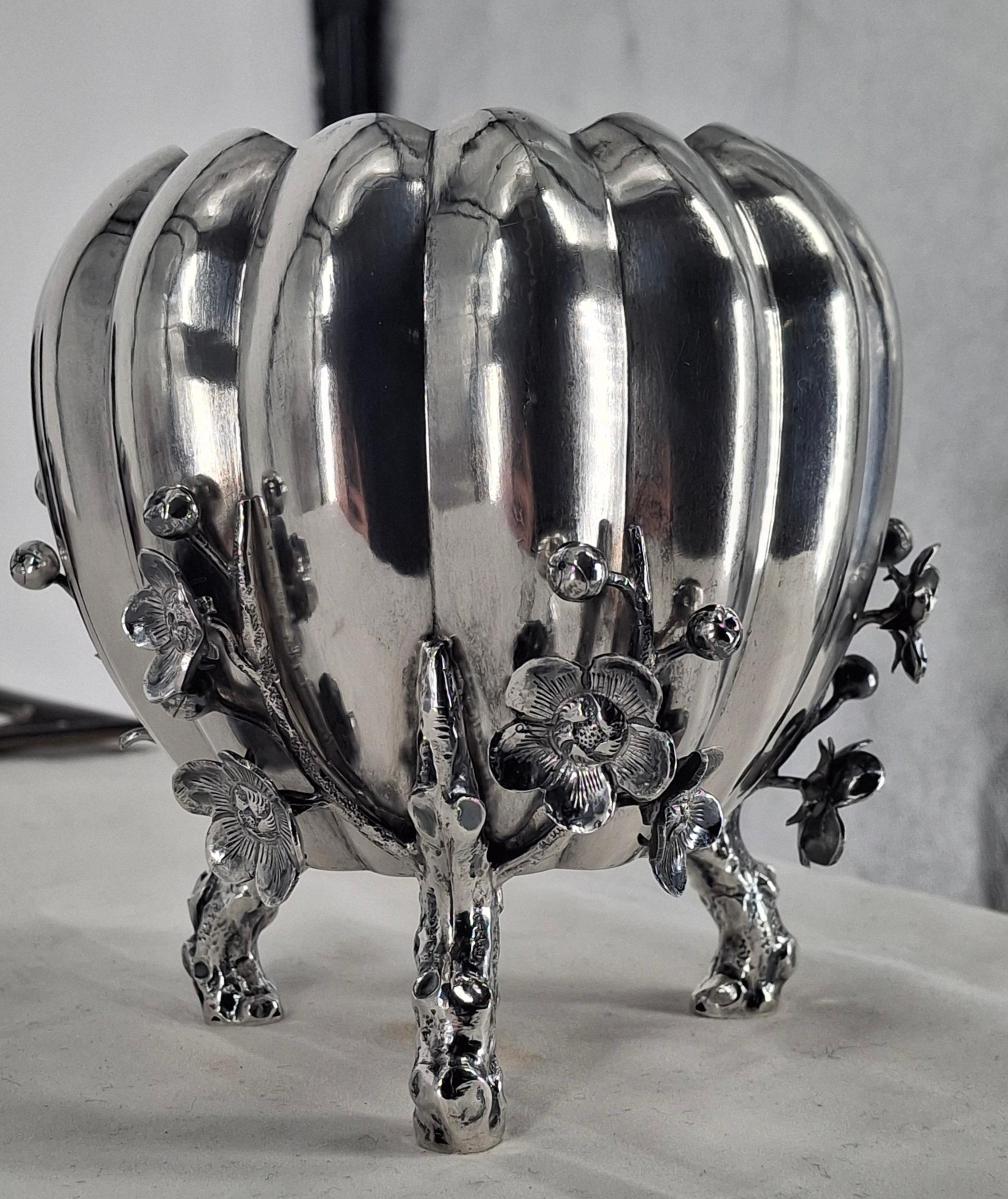 Cuenco en flor de cerezo de plata de ley Wang Hing del siglo XIX en venta 3