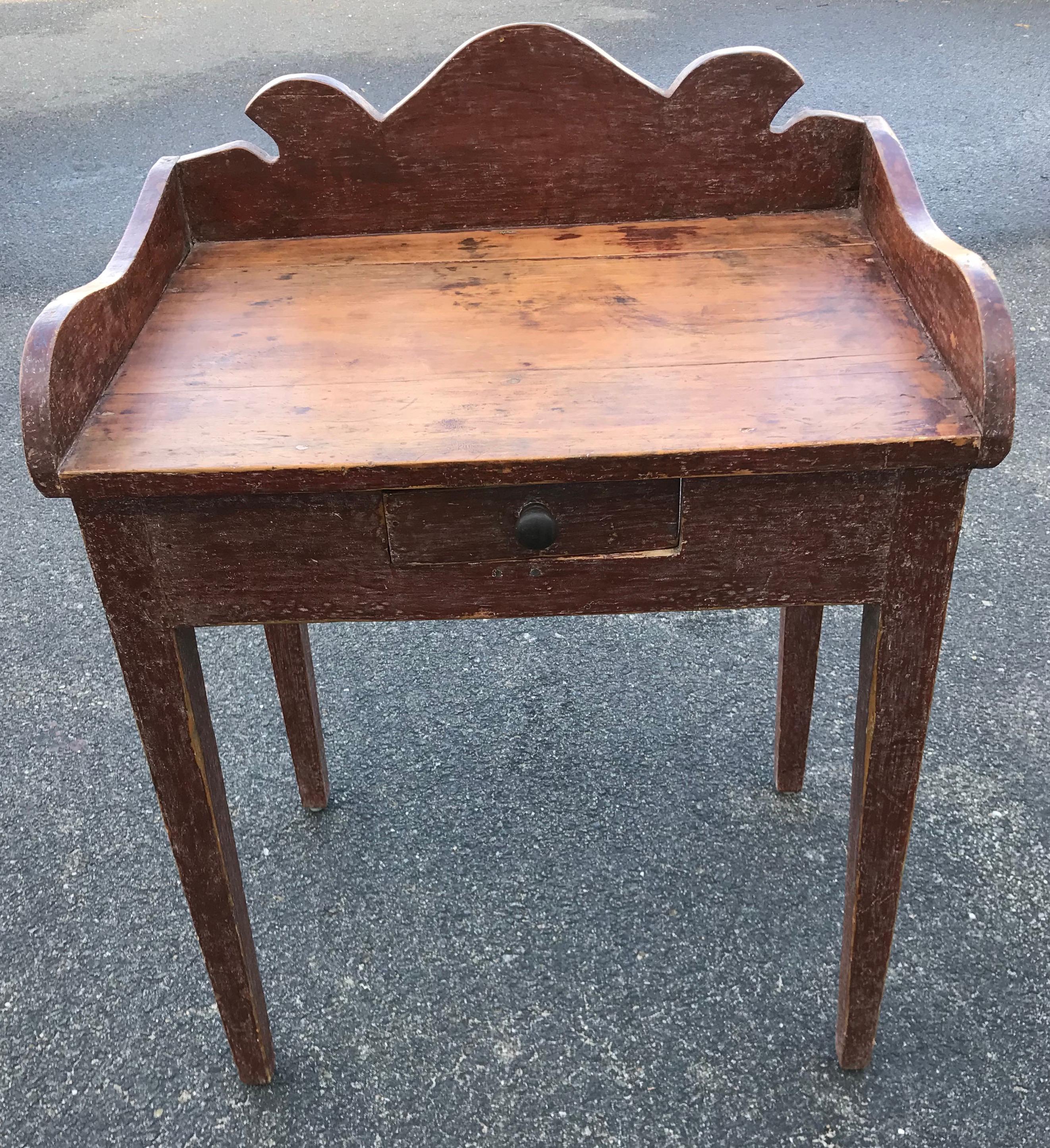 19th Century Washstand with Shaped Backsplash in Old Red Paint In Good Condition In Nantucket, MA