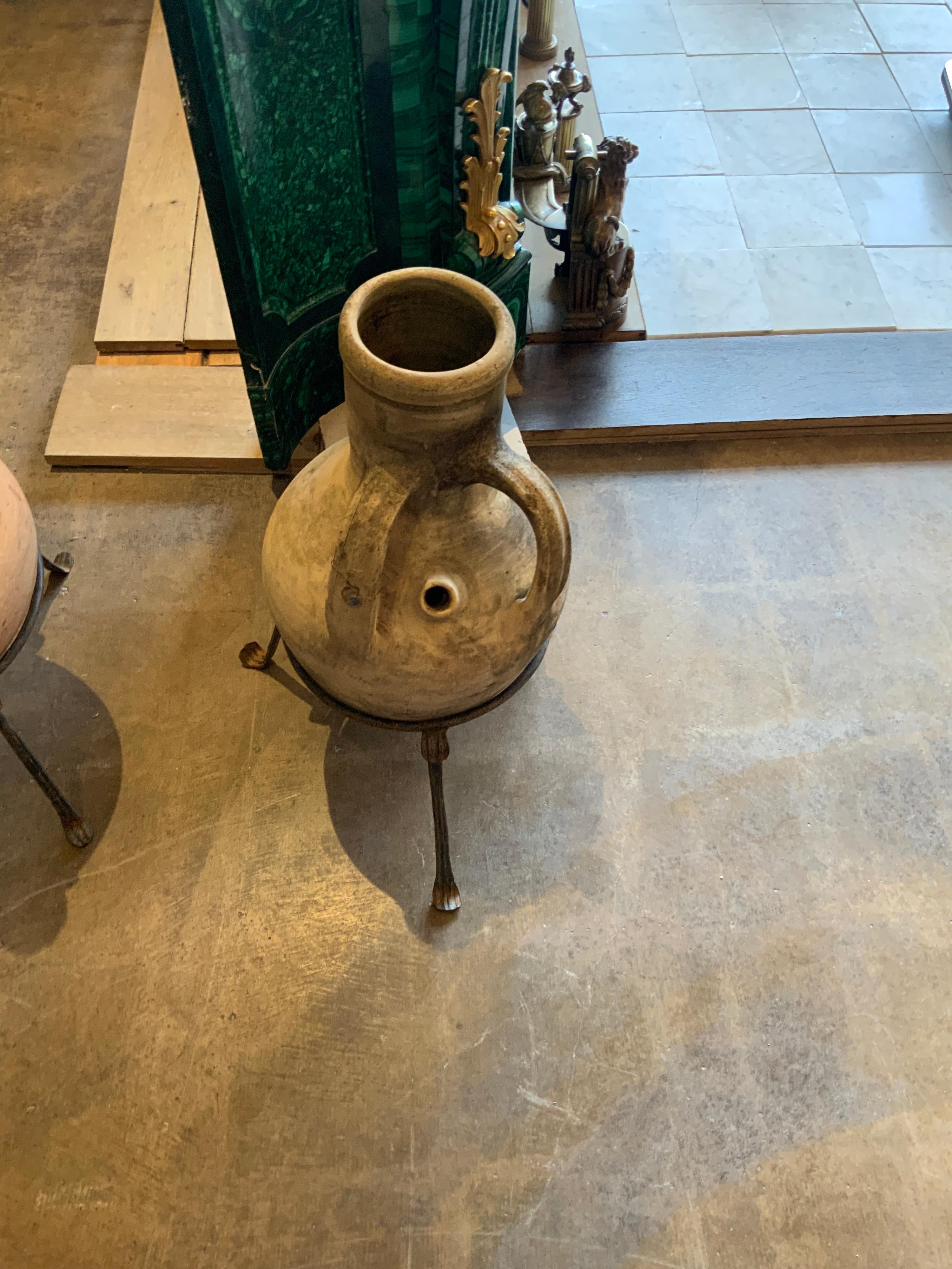 Pots à eau du XIXe siècle provenant d'une île grecque Bon état - En vente à Dallas, TX