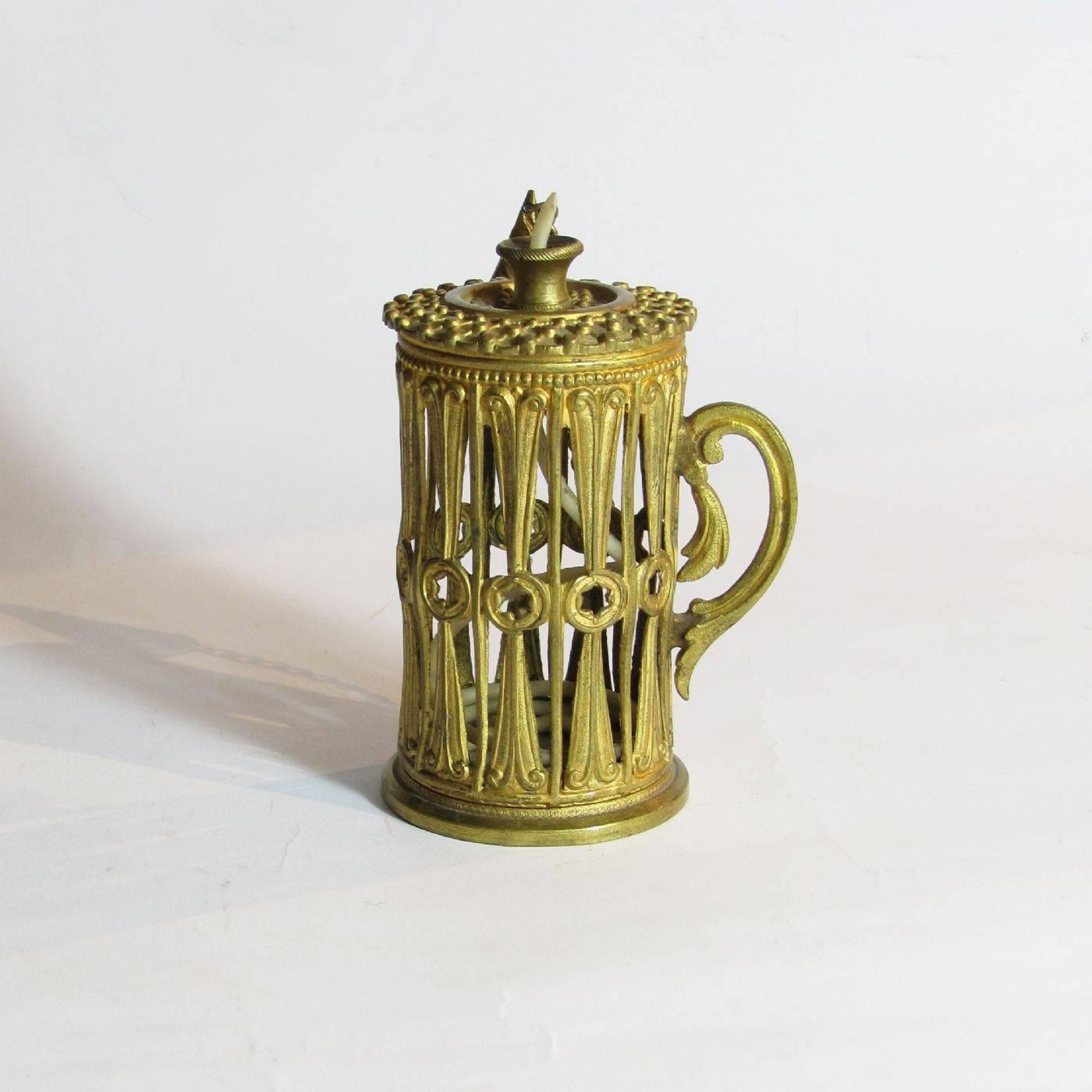 A small and elegant wax jack or wax tape holder in gilt bronze with antique beeswax coated wick.
This desk or writer's candleholder is a superb piece for the collector.
Europe, 19th century.


     