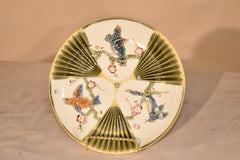 Assiette Wedgwood en majolique du XIXe siècle, représentant un oiseau et un éventail