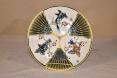 Assiette Wedgwood en majolique du XIXe siècle, représentant un oiseau et un éventail