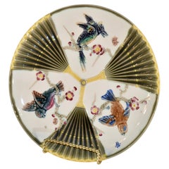 Assiette Wedgwood en majolique du XIXe siècle, représentant un oiseau et un éventail