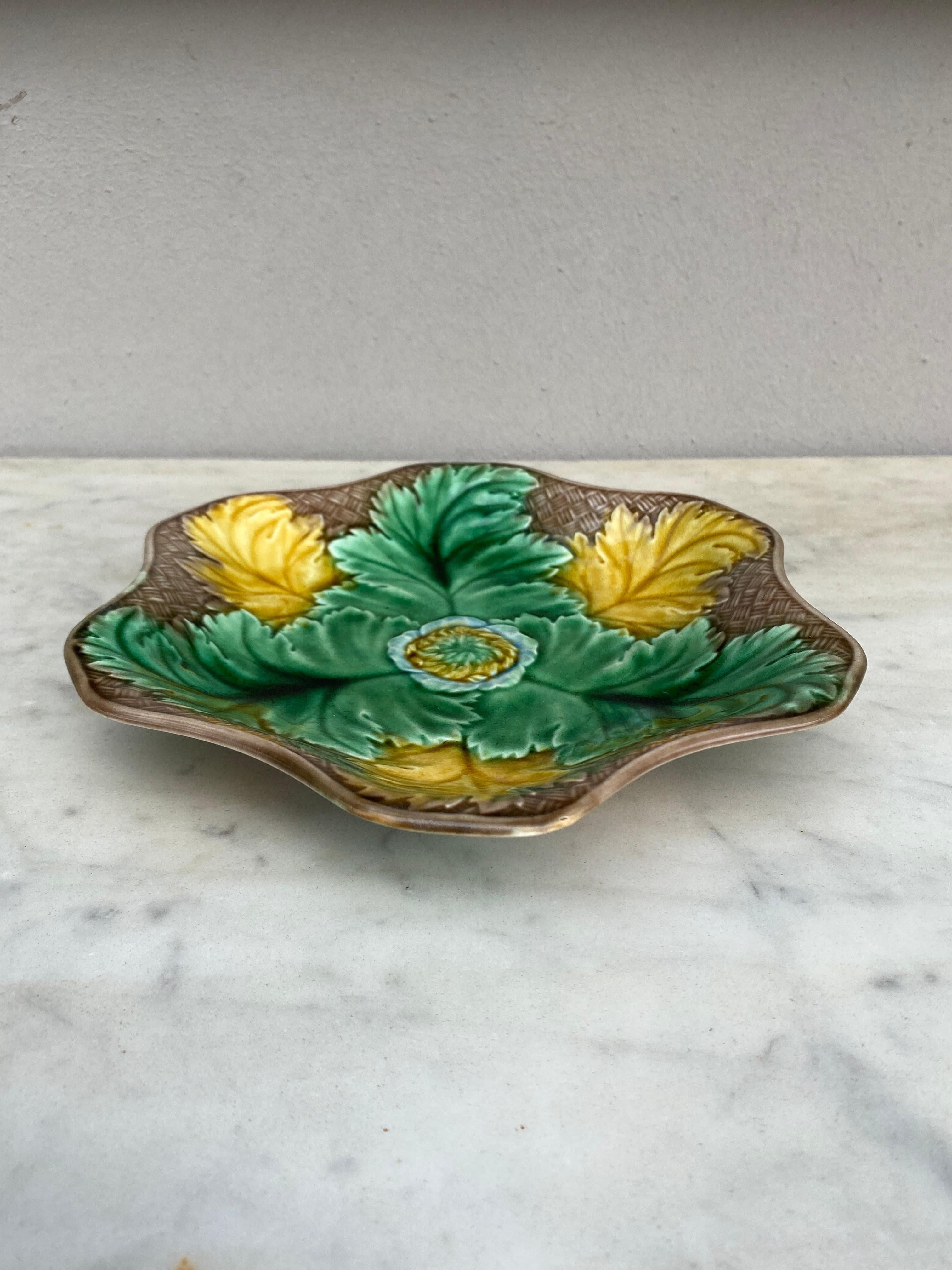 19th Century, Wedgwood Majolica Feathers Plate In Good Condition In Austin, TX