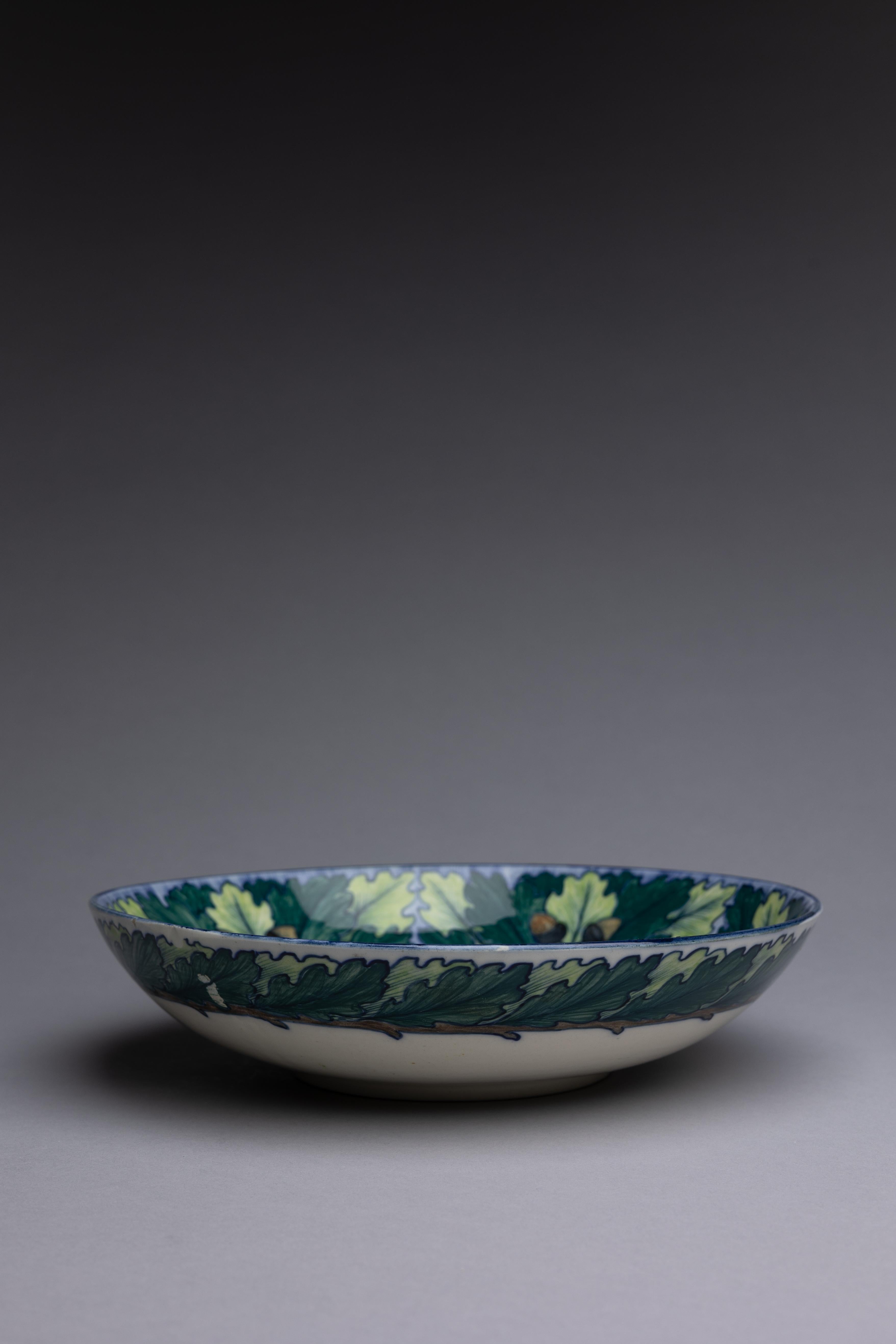 19. Jahrhundert Wedgwood Oak Leaf Center Bowl (Arts and Crafts) im Angebot