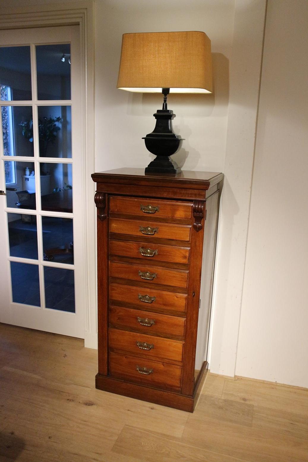 This a good example of a high quality Wellington chest of drawers. It is in a perfect condition and , very important, original condition. It has a warm patina from 140 years of being used. We have checked the chest to make sure it is in perfect
