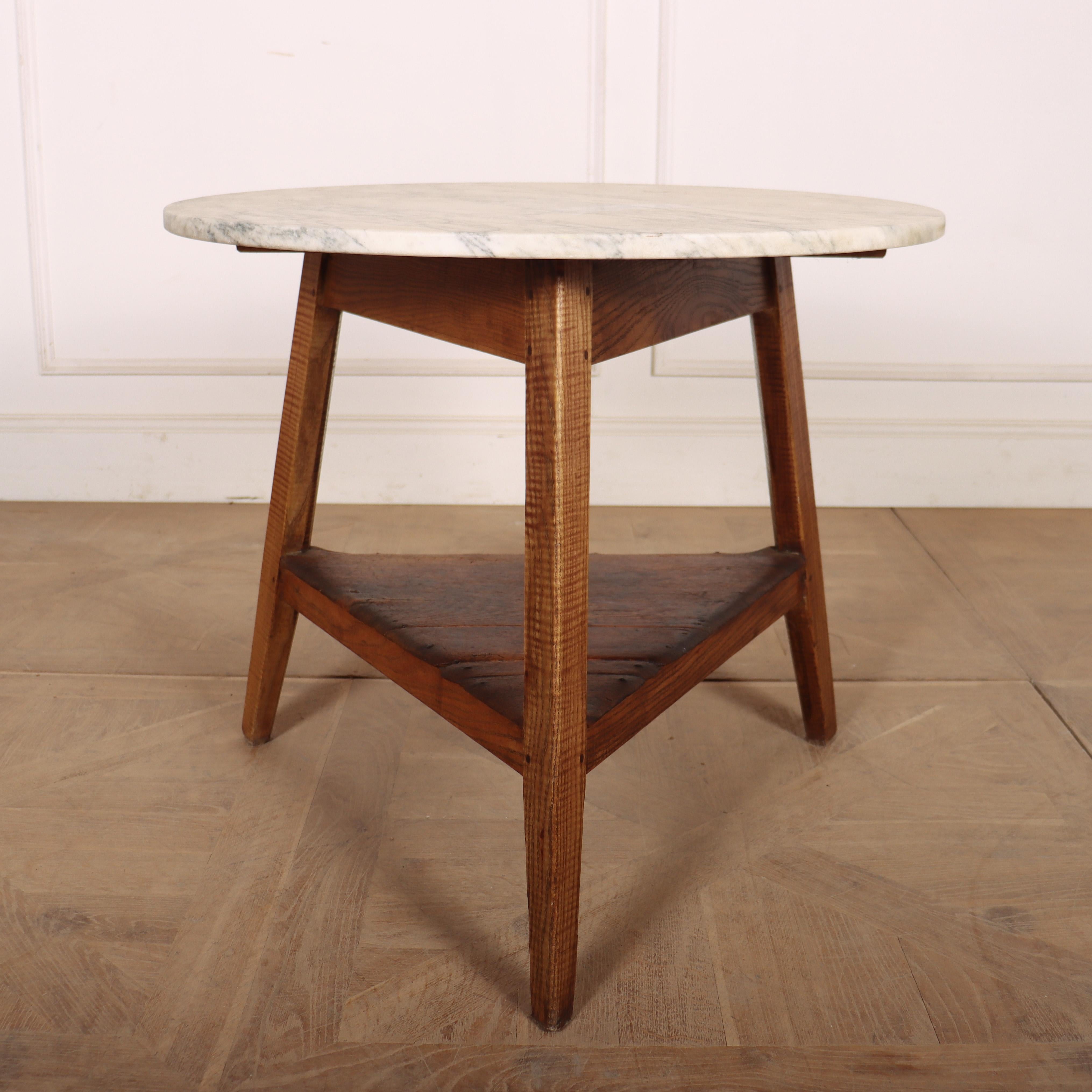 Bonne table de cricket galloise du C.C. avec une base en frêne et un plateau en marbre. 1820.

Code : 8493

Dimensions:H : 25