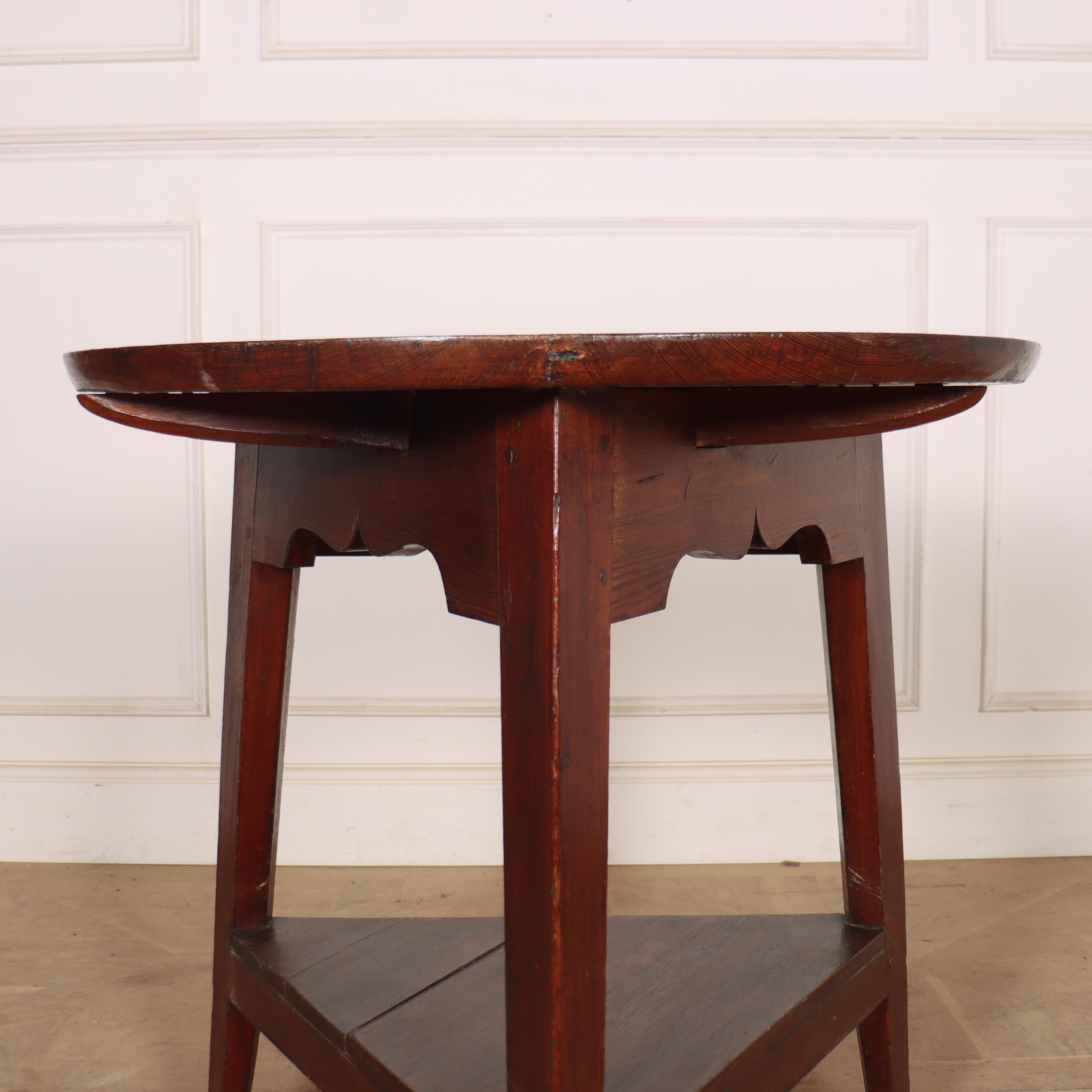Table à grillons en pin gallois du début du 19e siècle, avec des traces de peinture d'origine sur le plateau. 1820.

Le dessus a une épaisseur de 3 cm.

Référence interne : C.

Code : 8696

Dimensions :
H : 31.5